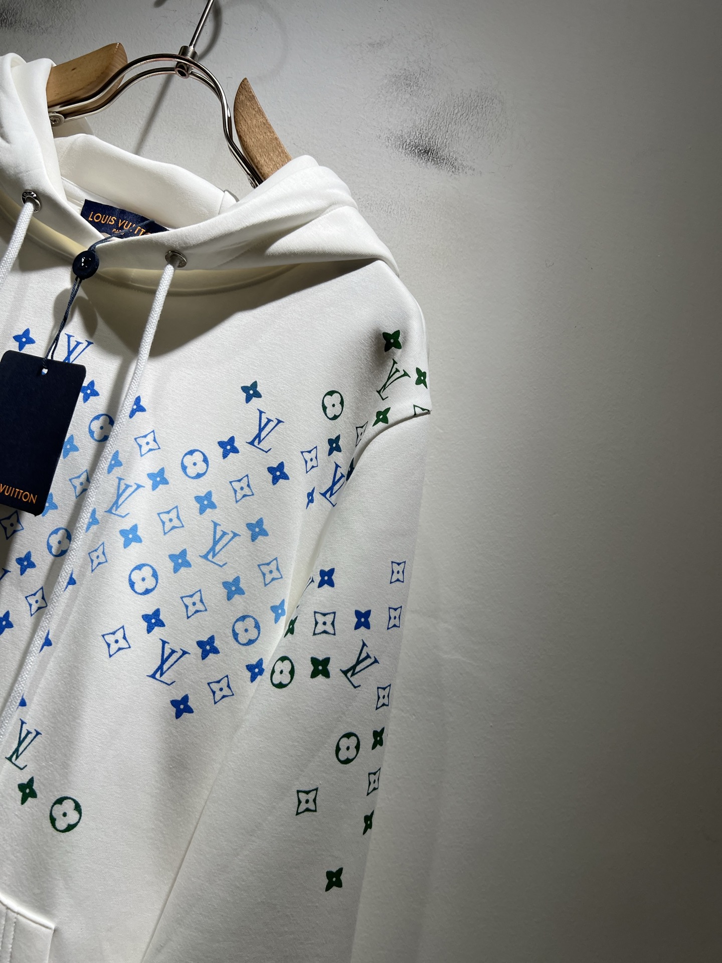 LouisVuitt*路易*登 2025秋冬全新系列单品上线，非常时髦前卫的一款男女同款👫长袖连帽卫衣，