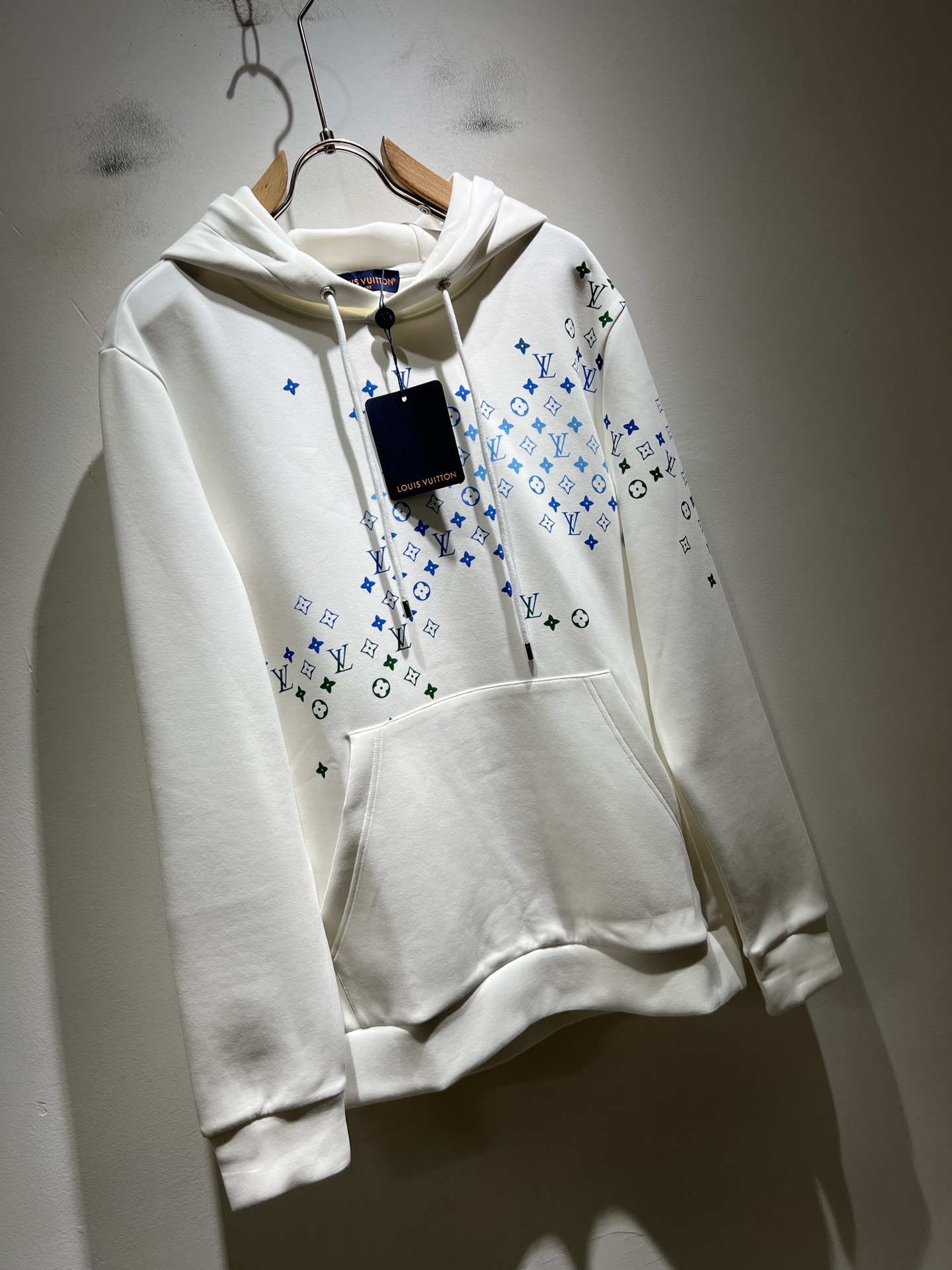 LouisVuitt*路易*登 2025秋冬全新系列单品上线，非常时髦前卫的一款男女同款👫长袖连帽卫衣，