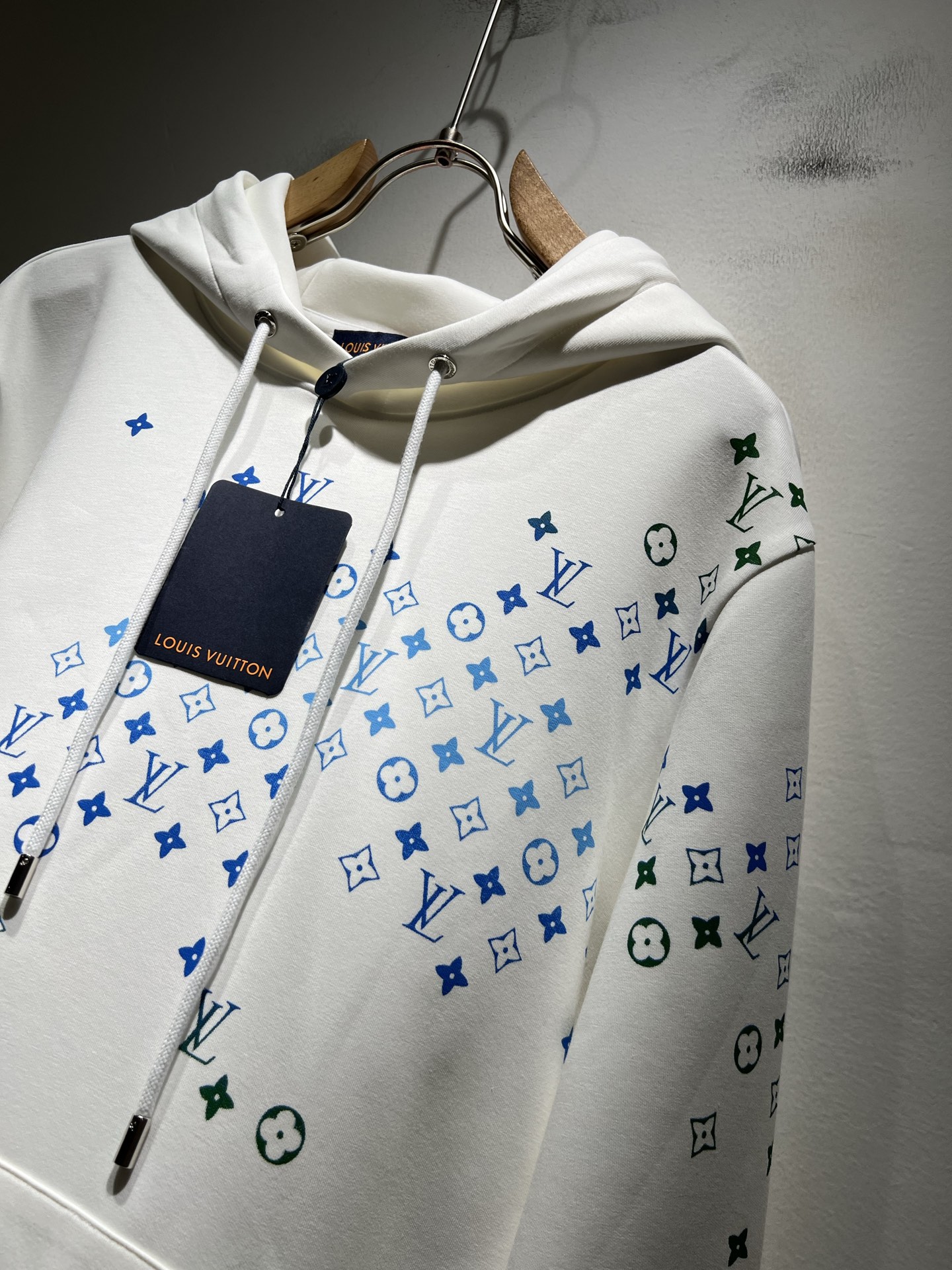 LouisVuitt*路易*登 2025秋冬全新系列单品上线，非常时髦前卫的一款男女同款👫长袖连帽卫衣，