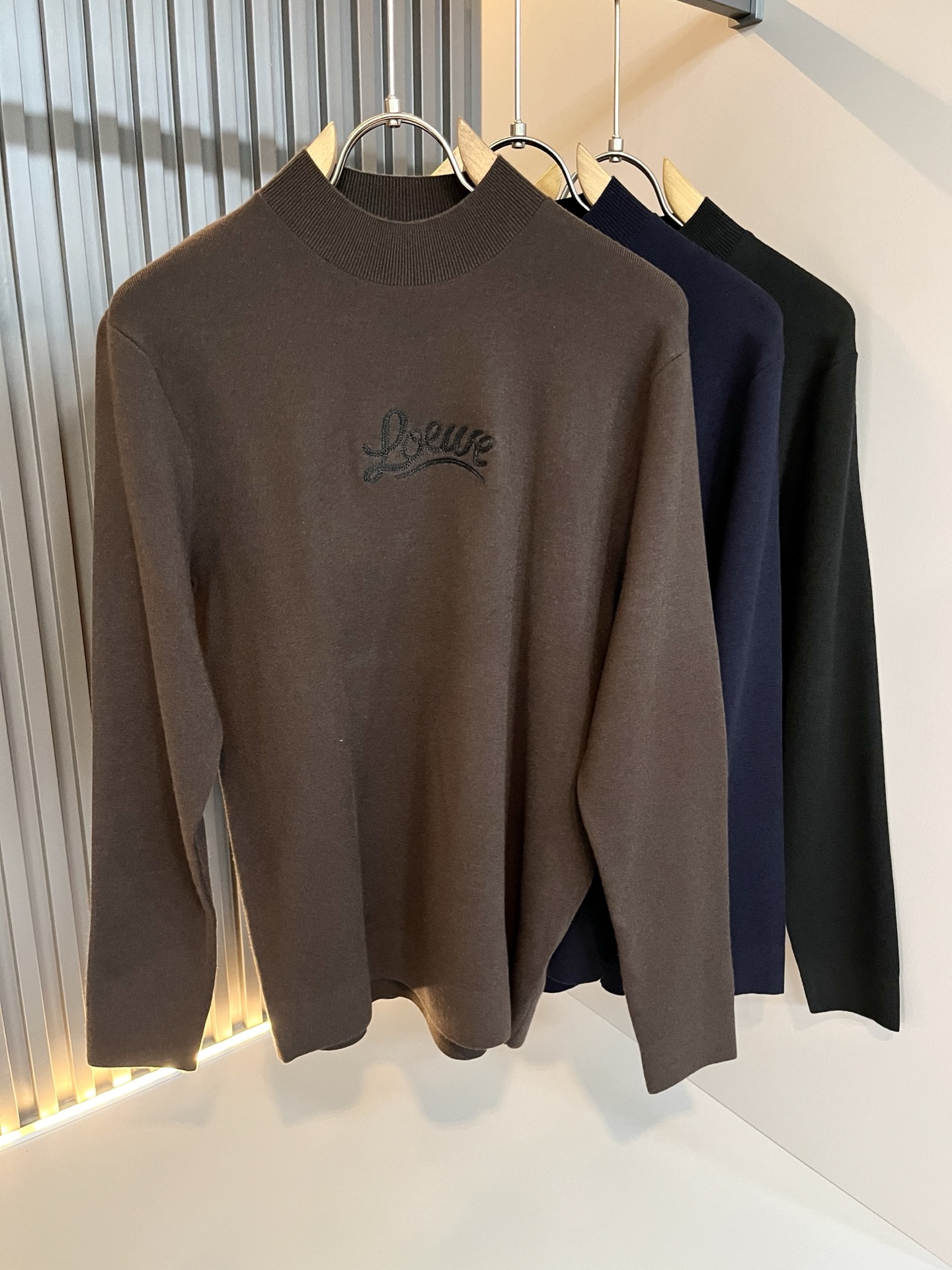 NO:610430,LO*WE/Luo*Wei 2025 new autumn and winter knitted woolen sweaters, products from trading company channels, the latest products in 2025, simultaneous sales in official counters, classic star-level items!  LO*WE's leather goods have the highest say in the entire fashion circle. The brand value is very influential and has a century-old historical and cultural heritage. It is a brand used by the royal family and nobles. Its exquisite craftsmanship and design have subverted modern aesthetics!  The overall design is in line with the aesthetic design of the LOE family, using classic brand elements, perfectly inheriting the essence and genes of the LOE family, and designing the logo and pattern embroidery design!  The vision is quite exquisite and beautiful, highlighting the brand characteristics, highly recognizable and very fashionable. The overall design interprets minimalism to the extreme, simple and elegant!  We supply high-end materials imported from Egypt and select high-end knitted wool fabrics!  Extremely luxurious and special materials, the fabric properties are all excellent, the tactile experience is self-evident, the ultimate luxury enjoyment!  The appearance is perfect, and the details are exquisite and elegant. It not only reduces age but also highlights the fashionable temperament. The upper body is full of temperament. The color matching is quite in line with the needs of matching seasons. It has a high degree of control and mix-matching. It has no age limit and has an excellent sense of style!  Size M-3XL,,loewe,alexander wang19860909LO*WE/罗*威2025秋冬新款针织羊毛衫,贸易公司渠道货,2025年最新品,官柜同步售卖,经典明星级单品！LO*WE家的皮具单品在整个时装圈最有极高的的发言权,品牌价值影响力颇高,有着百年历史文化底蕴,皇室御贵族御用品牌,其精湛的手工艺及设计感颠覆了现代审美！整体的设计符合LOE家美学设计,运用了经典的品牌元素,完美沿袭了LOE家的精髓与基因,设计logo标识图案刺绣设计！视觉颇为精致美观,彰显了品牌特质,辨识度极高且极具时髦感,整体的设计将极简主义阐释到极致,简约而大方！客供埃及进口高级物料,甄选高端针织羊毛面料！极为奢华特殊的材质,面料属性皆为上乘,触感体验不言而喻,奢华极致享受！品相完美如斯,细节处处精致考究,即减龄又凸显了时髦气质感,上身满满的气质感,配色相当符合搭配季节需求,驾驭度混搭性极高,无关年龄界定,造型感极佳的一款单品！尺码M-3XL,,loewe,alexander wang,Men's clothing