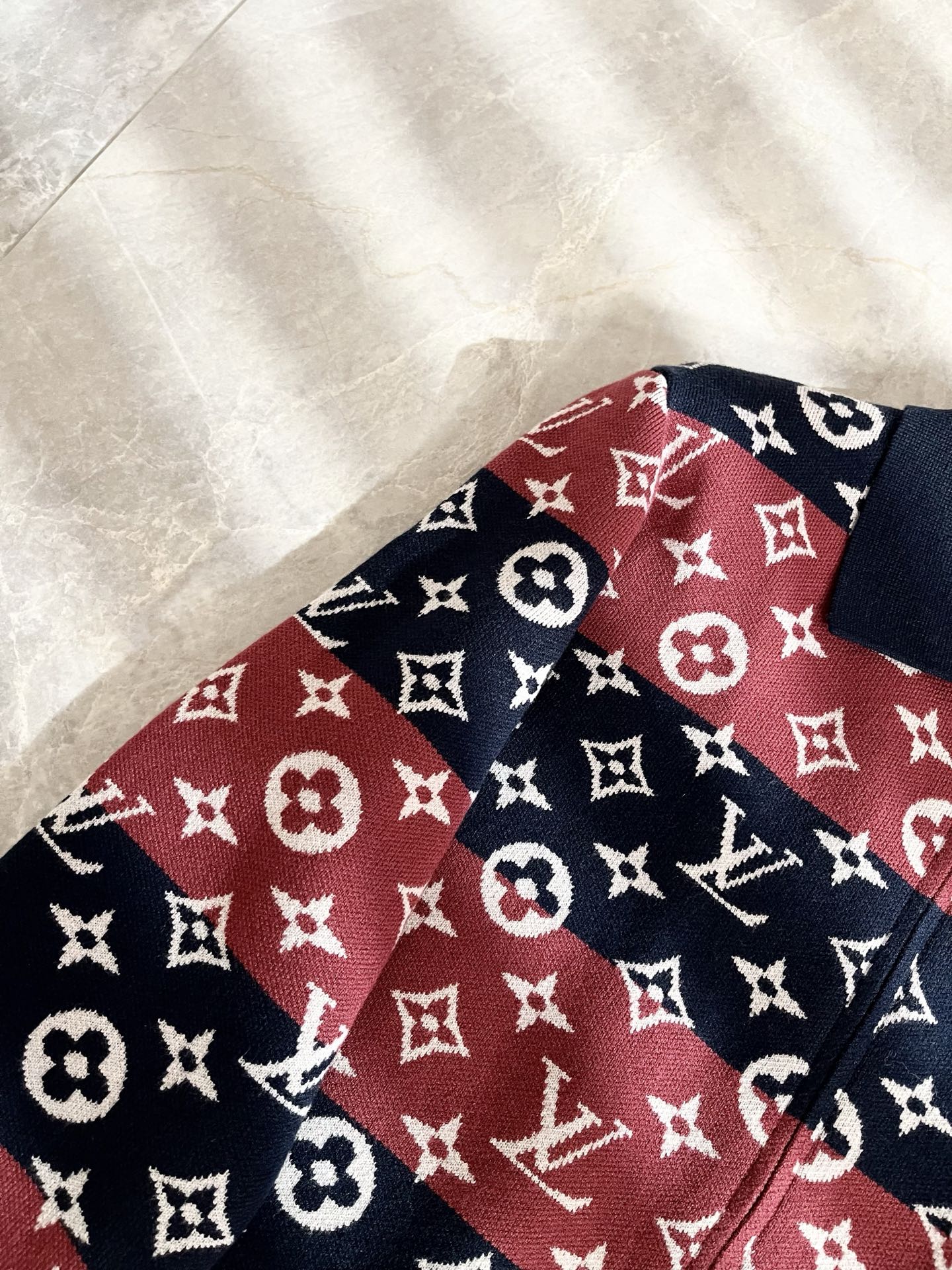 Louis Vuit*on 2025秋冬路易家族轻奢针织羊毛衫！男女同款👫装饰！ 路易家族的新高端，细节