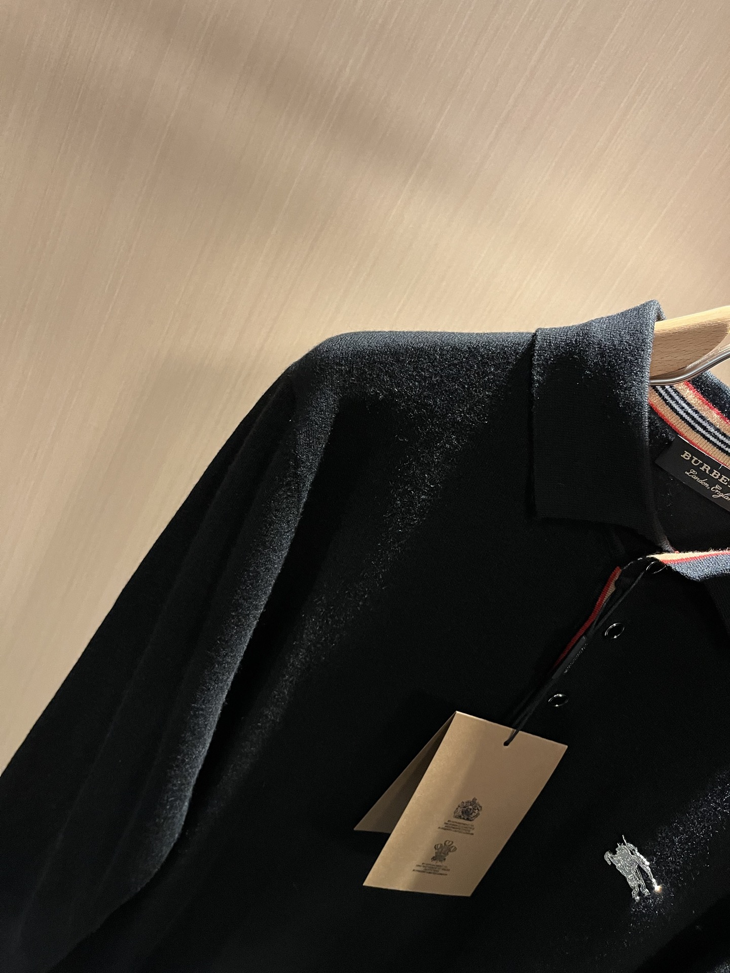 Bur*erry 巴*莉 2025秋冬新款长袖款针织羊毛开衫，品牌经典设计元素！既不单调也不复杂,恰到好