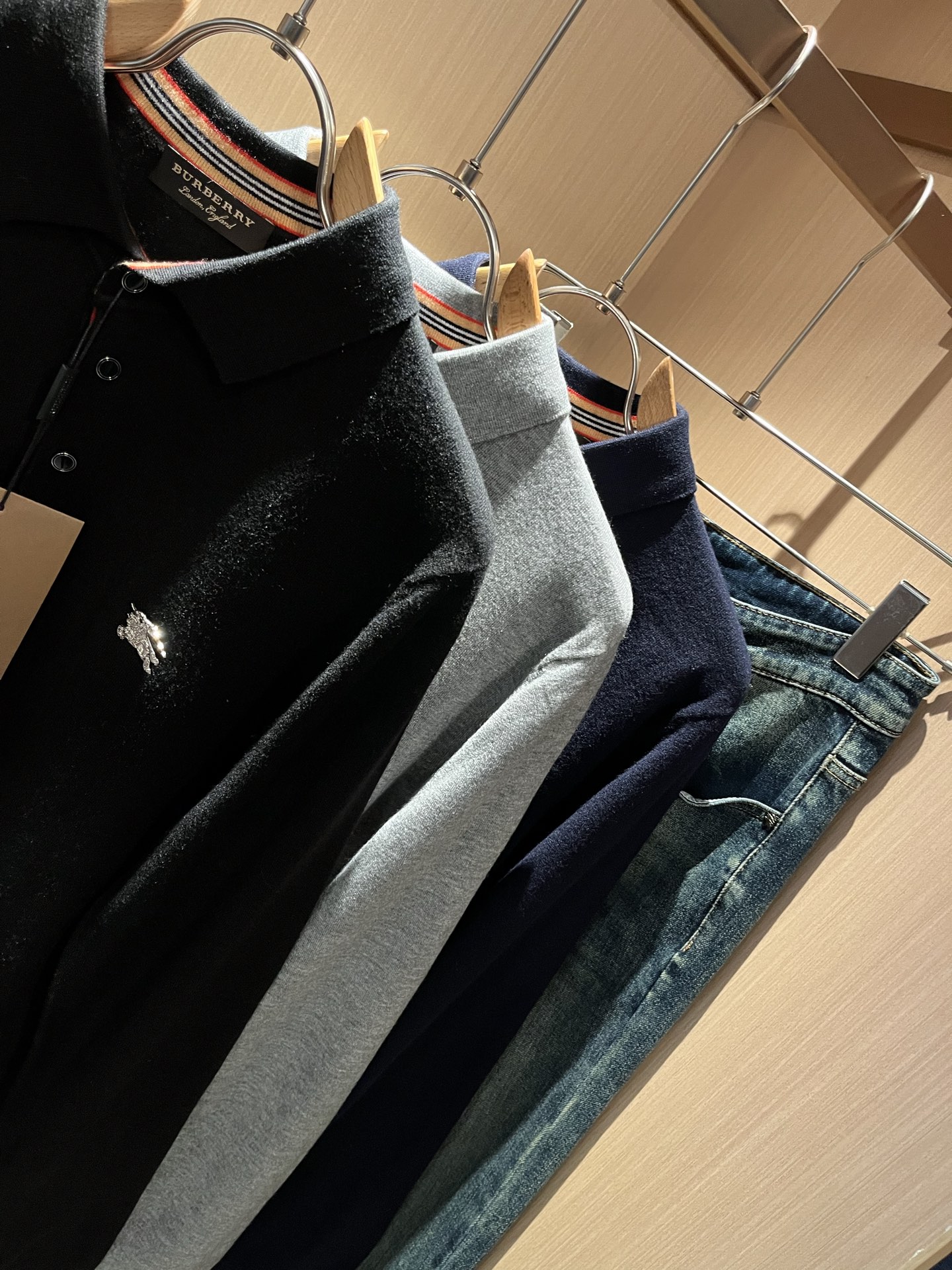 Bur*erry 巴*莉 2025秋冬新款长袖款针织羊毛开衫，品牌经典设计元素！既不单调也不复杂,恰到好