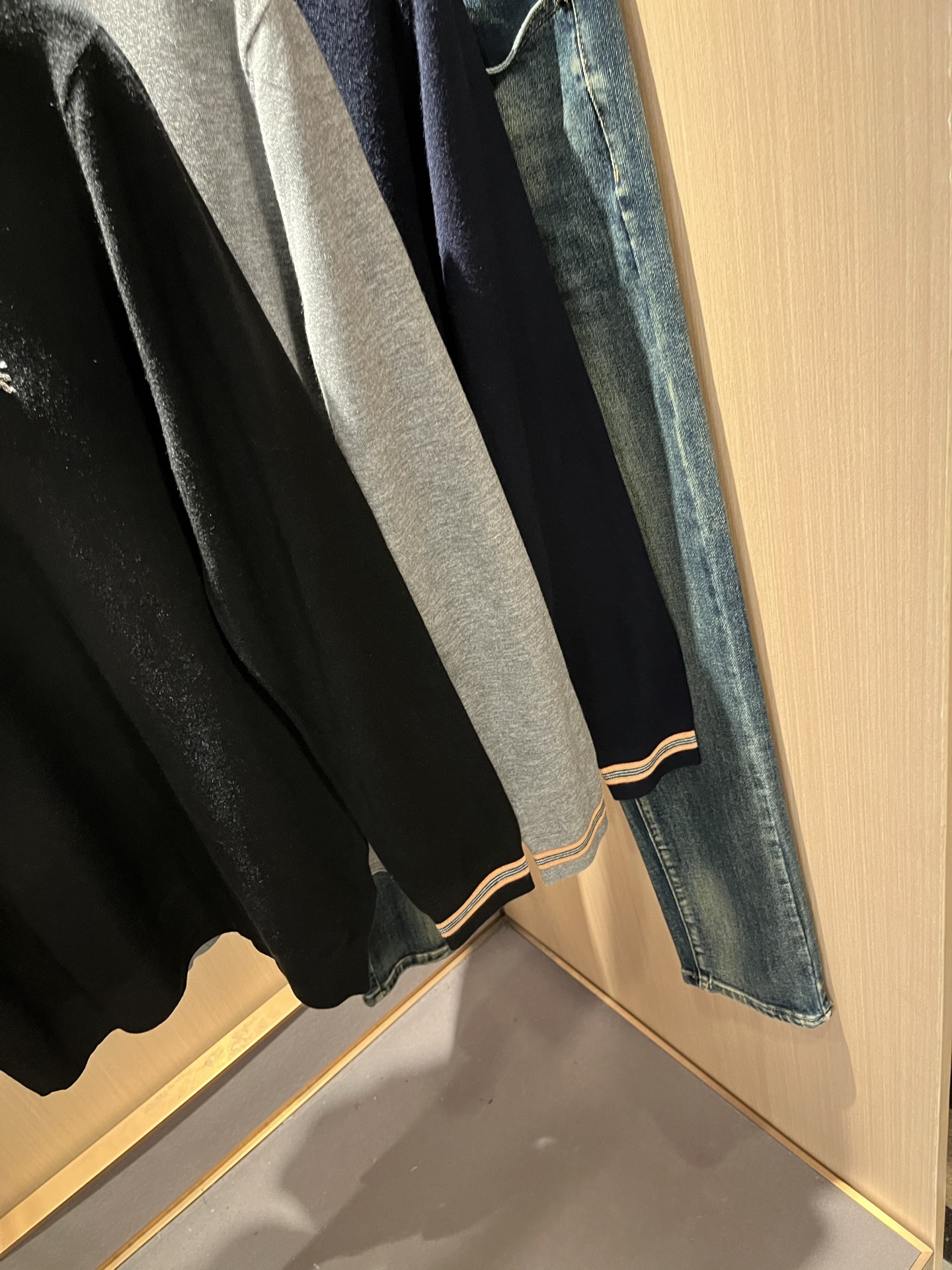 Bur*erry 巴*莉 2025秋冬新款长袖款针织羊毛开衫，品牌经典设计元素！既不单调也不复杂,恰到好