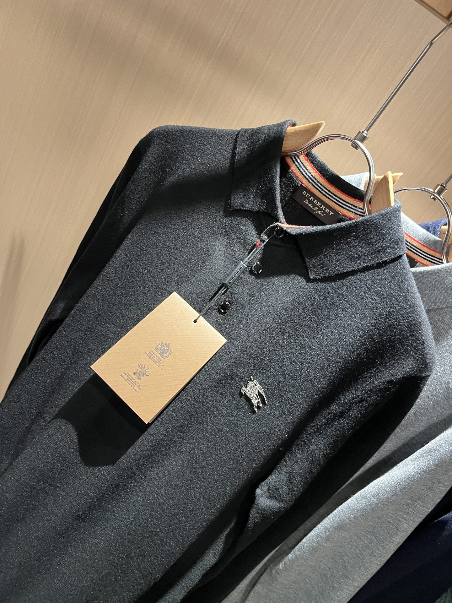 Bur*erry 巴*莉 2025秋冬新款长袖款针织羊毛开衫，品牌经典设计元素！既不单调也不复杂,恰到好