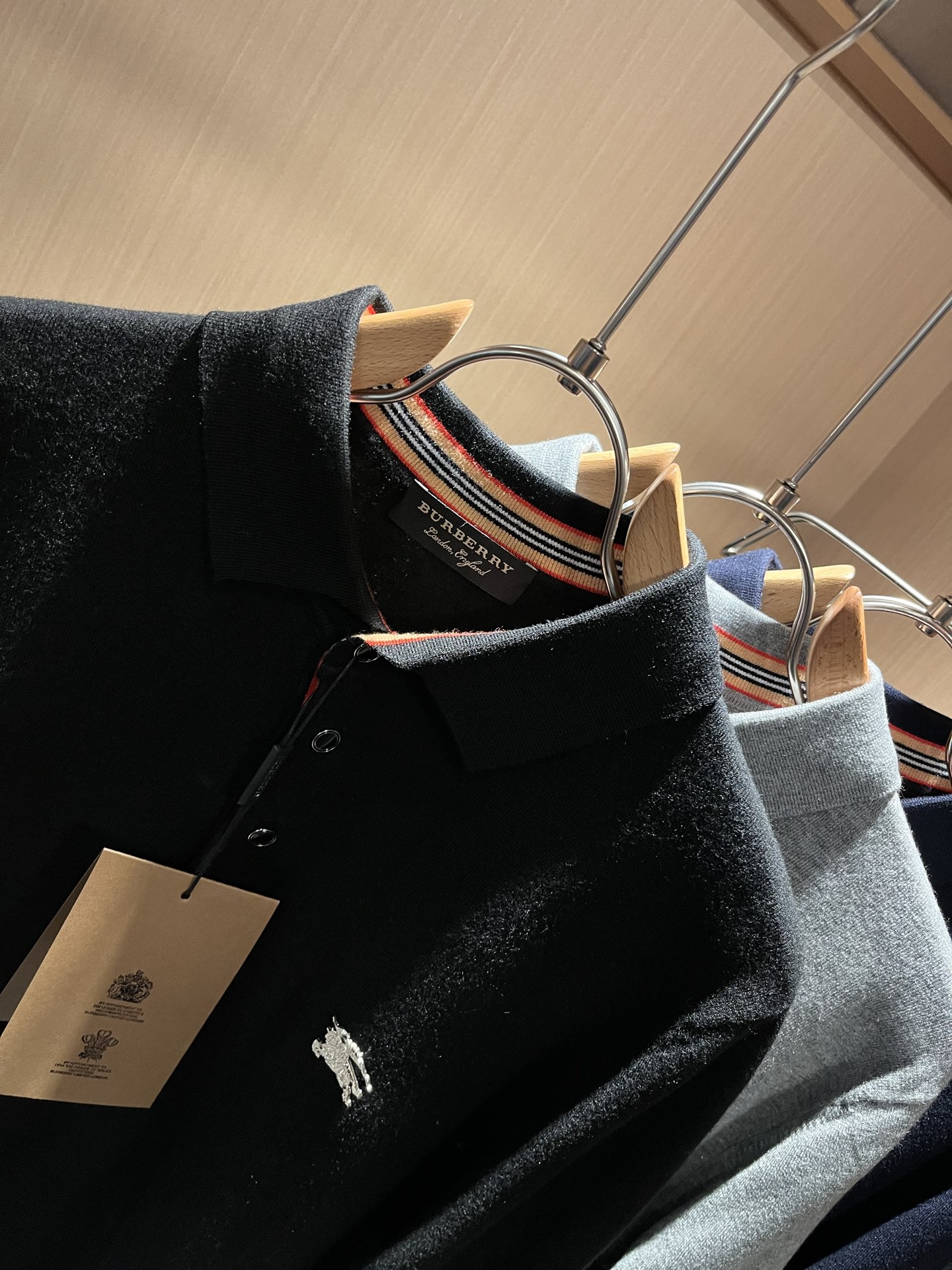 Bur*erry 巴*莉 2025秋冬新款长袖款针织羊毛开衫，品牌经典设计元素！既不单调也不复杂,恰到好