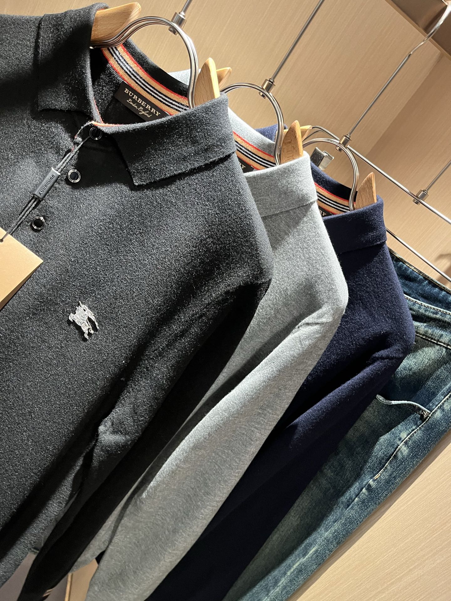 Bur*erry 巴*莉 2025秋冬新款长袖款针织羊毛开衫，品牌经典设计元素！既不单调也不复杂,恰到好