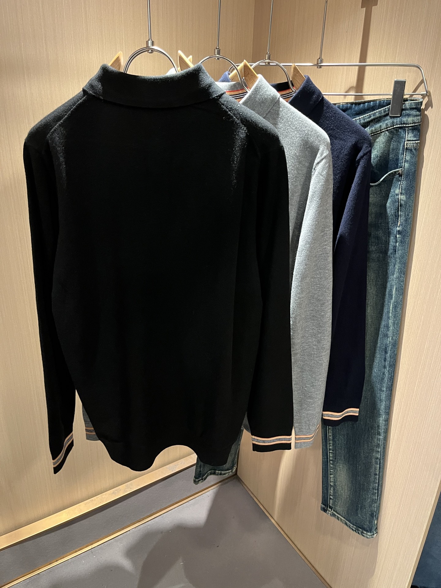 Bur*erry 巴*莉 2025秋冬新款长袖款针织羊毛开衫，品牌经典设计元素！既不单调也不复杂,恰到好