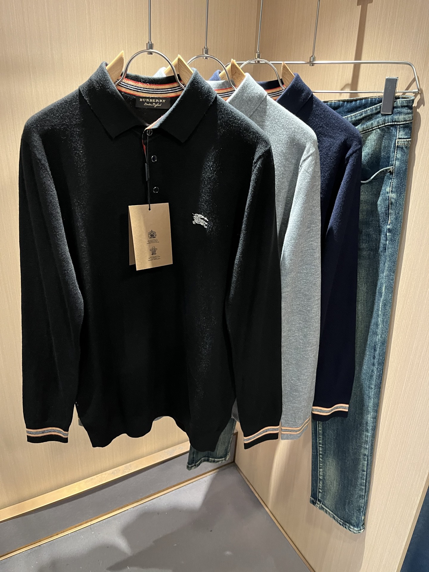 Bur*erry 巴*莉 2025秋冬新款长袖款针织羊毛开衫，品牌经典设计元素！既不单调也不复杂,恰到好