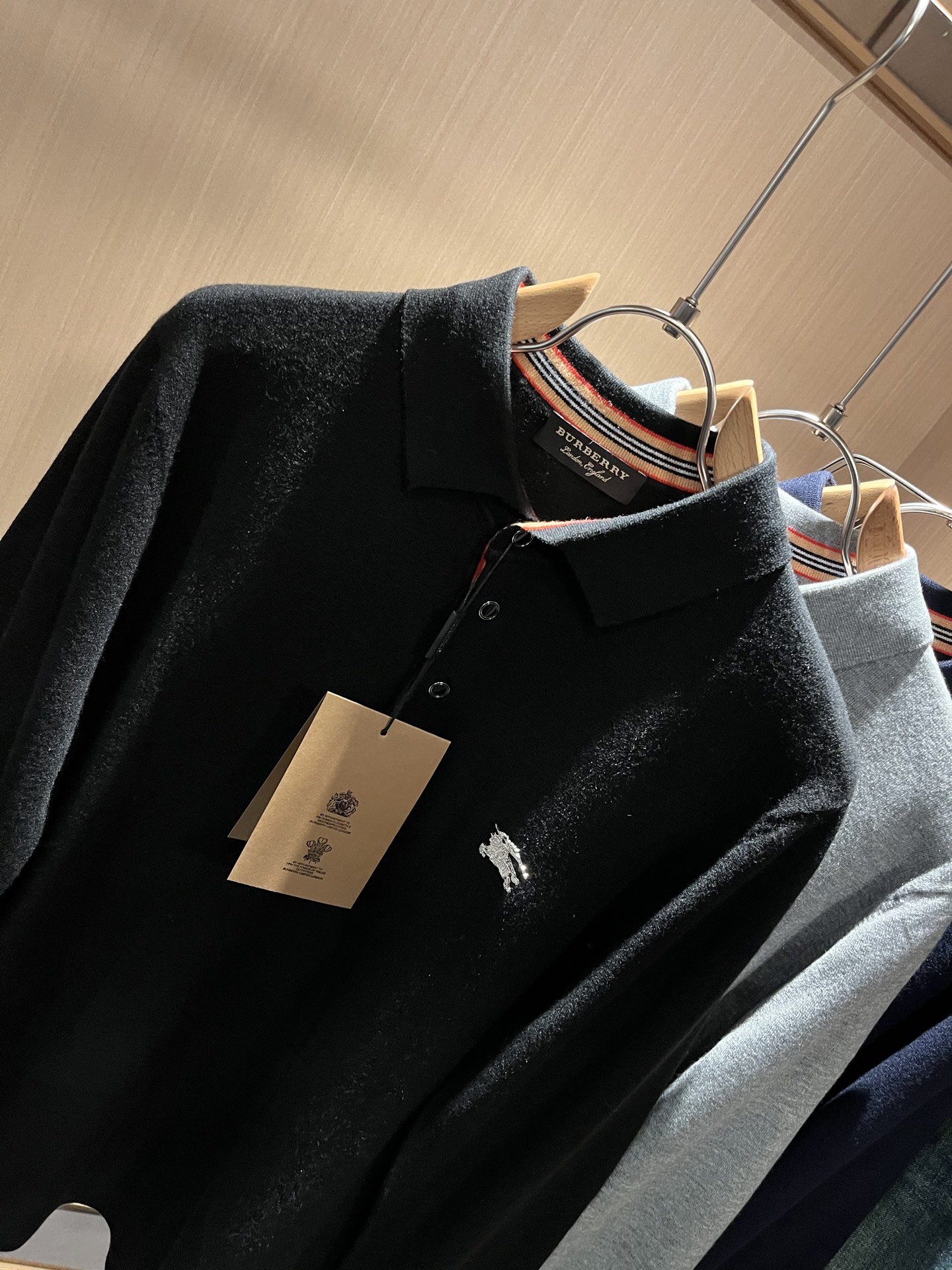 Bur*erry 巴*莉 2025秋冬新款长袖款针织羊毛开衫，品牌经典设计元素！既不单调也不复杂,恰到好