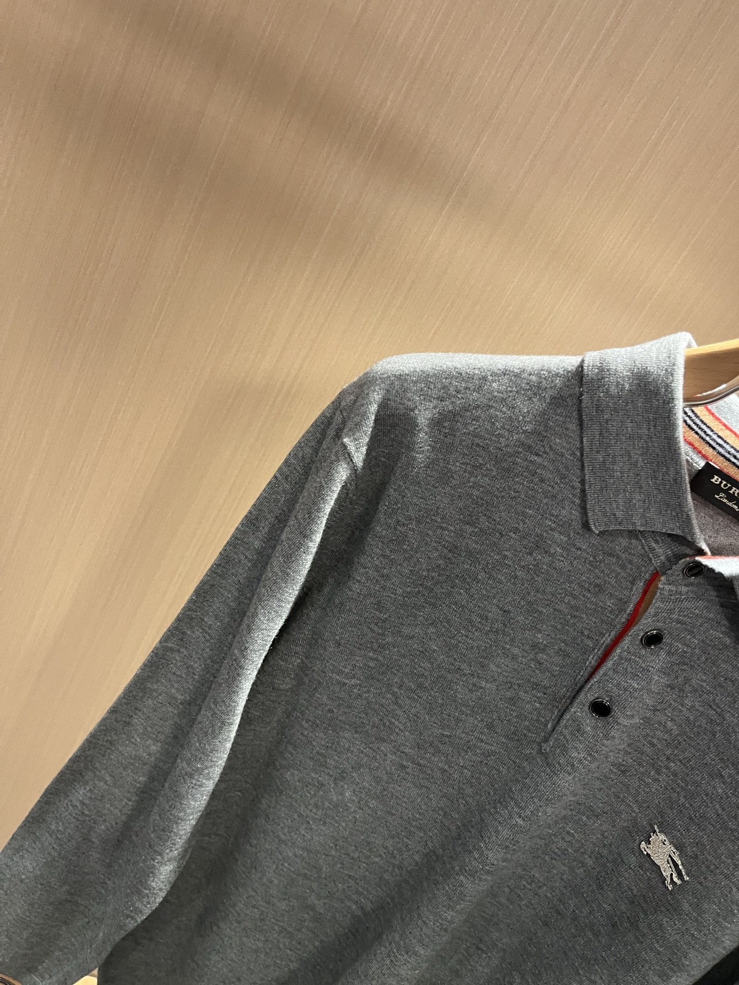 Bur*erry 巴*莉 2025秋冬新款长袖款针织羊毛开衫，品牌经典设计元素！既不单调也不复杂,恰到好