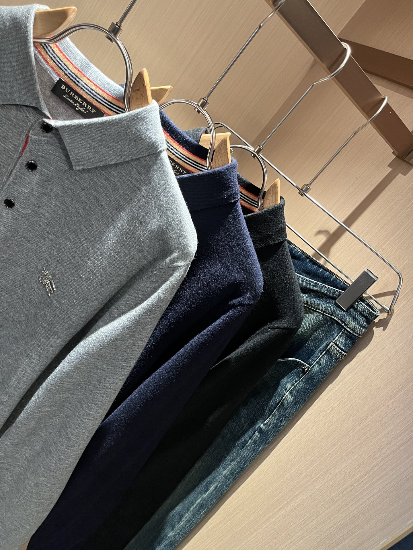 Bur*erry 巴*莉 2025秋冬新款长袖款针织羊毛开衫，品牌经典设计元素！既不单调也不复杂,恰到好