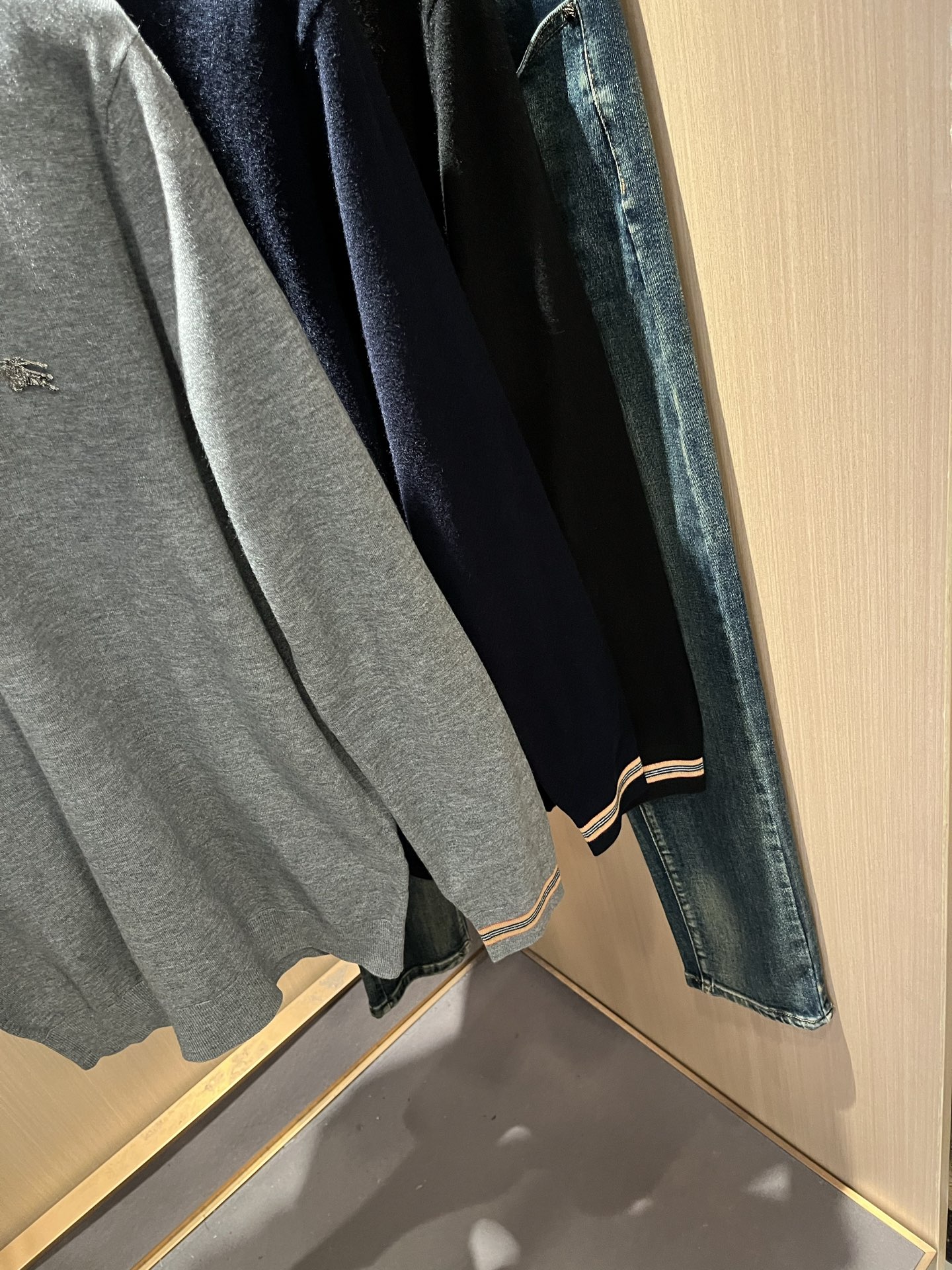 Bur*erry 巴*莉 2025秋冬新款长袖款针织羊毛开衫，品牌经典设计元素！既不单调也不复杂,恰到好