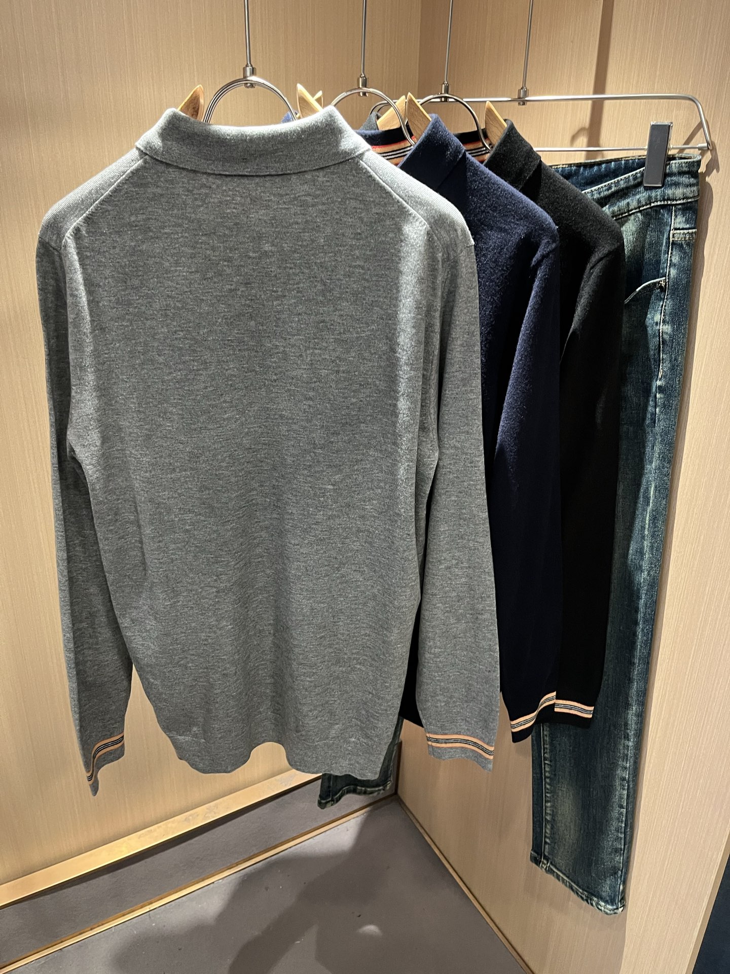 Bur*erry 巴*莉 2025秋冬新款长袖款针织羊毛开衫，品牌经典设计元素！既不单调也不复杂,恰到好