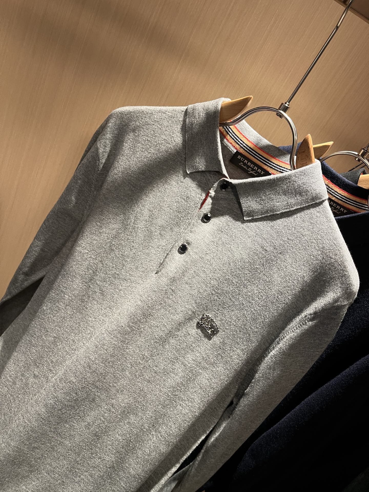 Bur*erry 巴*莉 2025秋冬新款长袖款针织羊毛开衫，品牌经典设计元素！既不单调也不复杂,恰到好