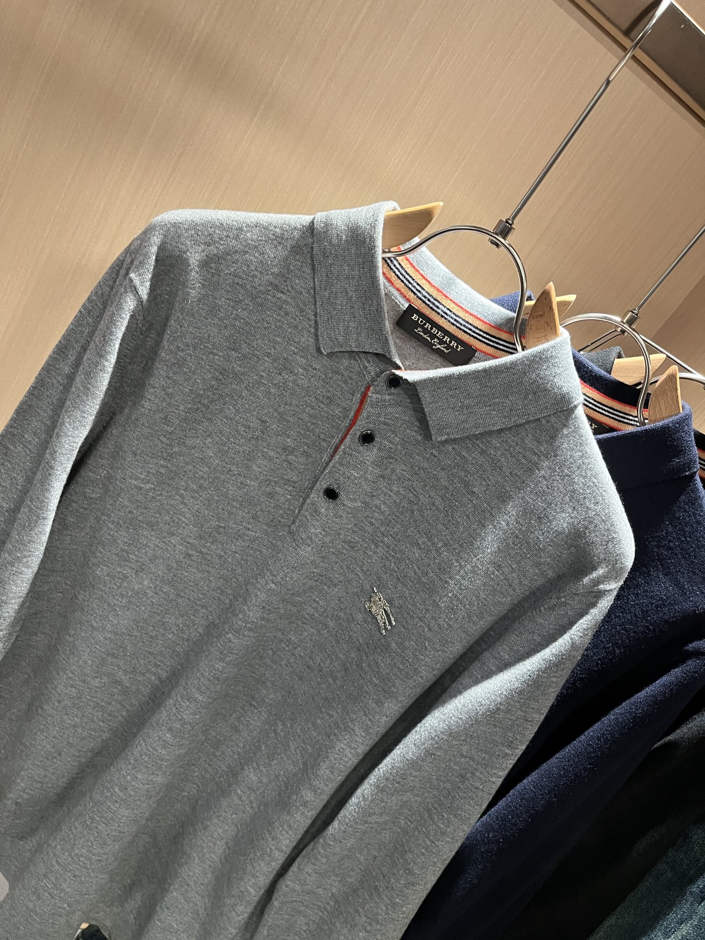 Bur*erry 巴*莉 2025秋冬新款长袖款针织羊毛开衫，品牌经典设计元素！既不单调也不复杂,恰到好