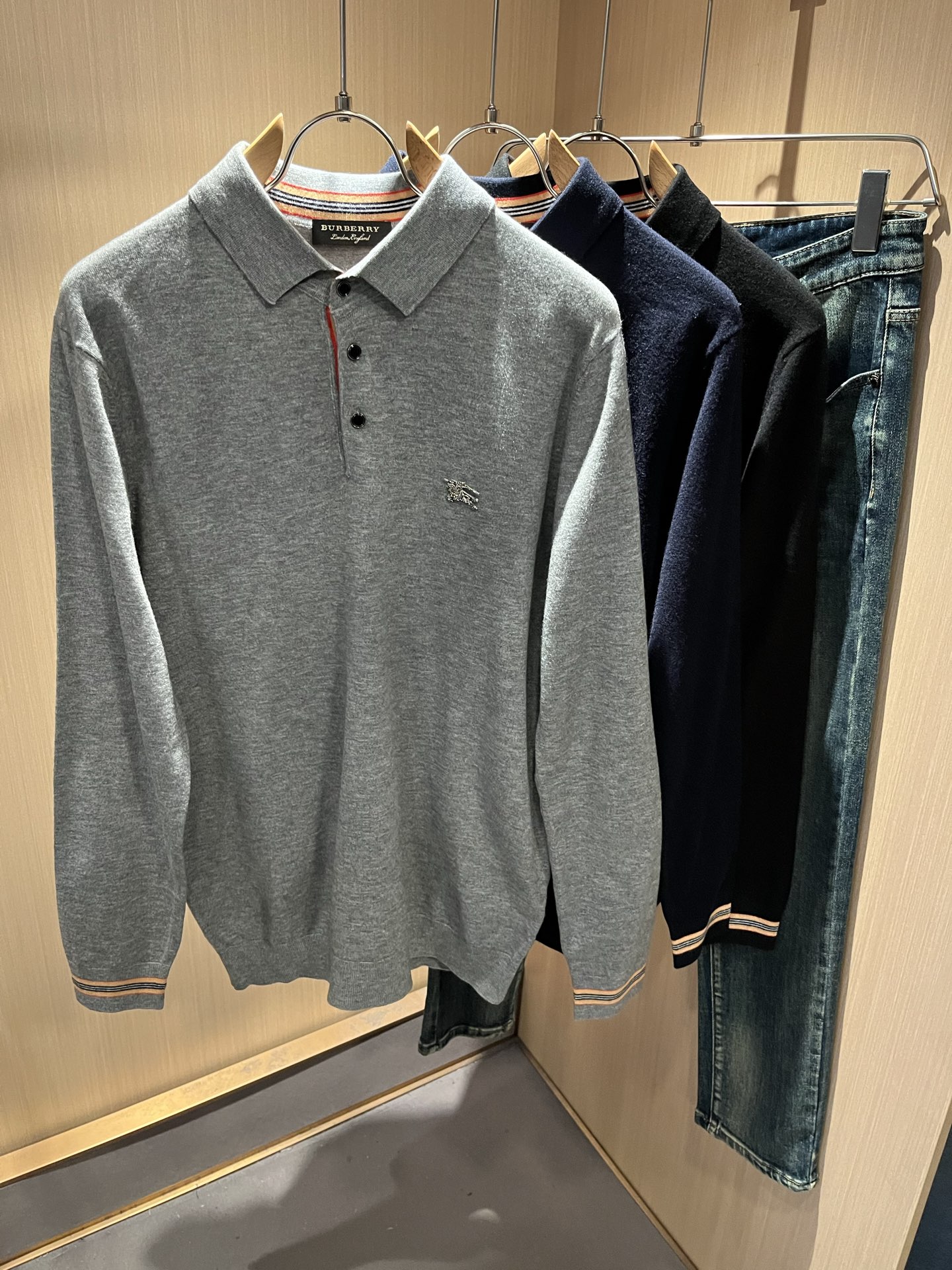 Bur*erry 巴*莉 2025秋冬新款长袖款针织羊毛开衫，品牌经典设计元素！既不单调也不复杂,恰到好