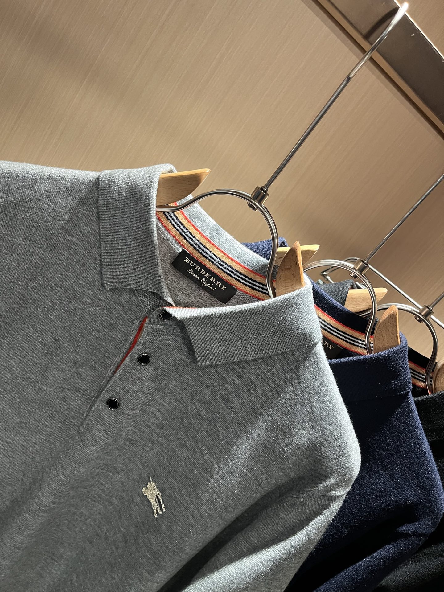 Bur*erry 巴*莉 2025秋冬新款长袖款针织羊毛开衫，品牌经典设计元素！既不单调也不复杂,恰到好