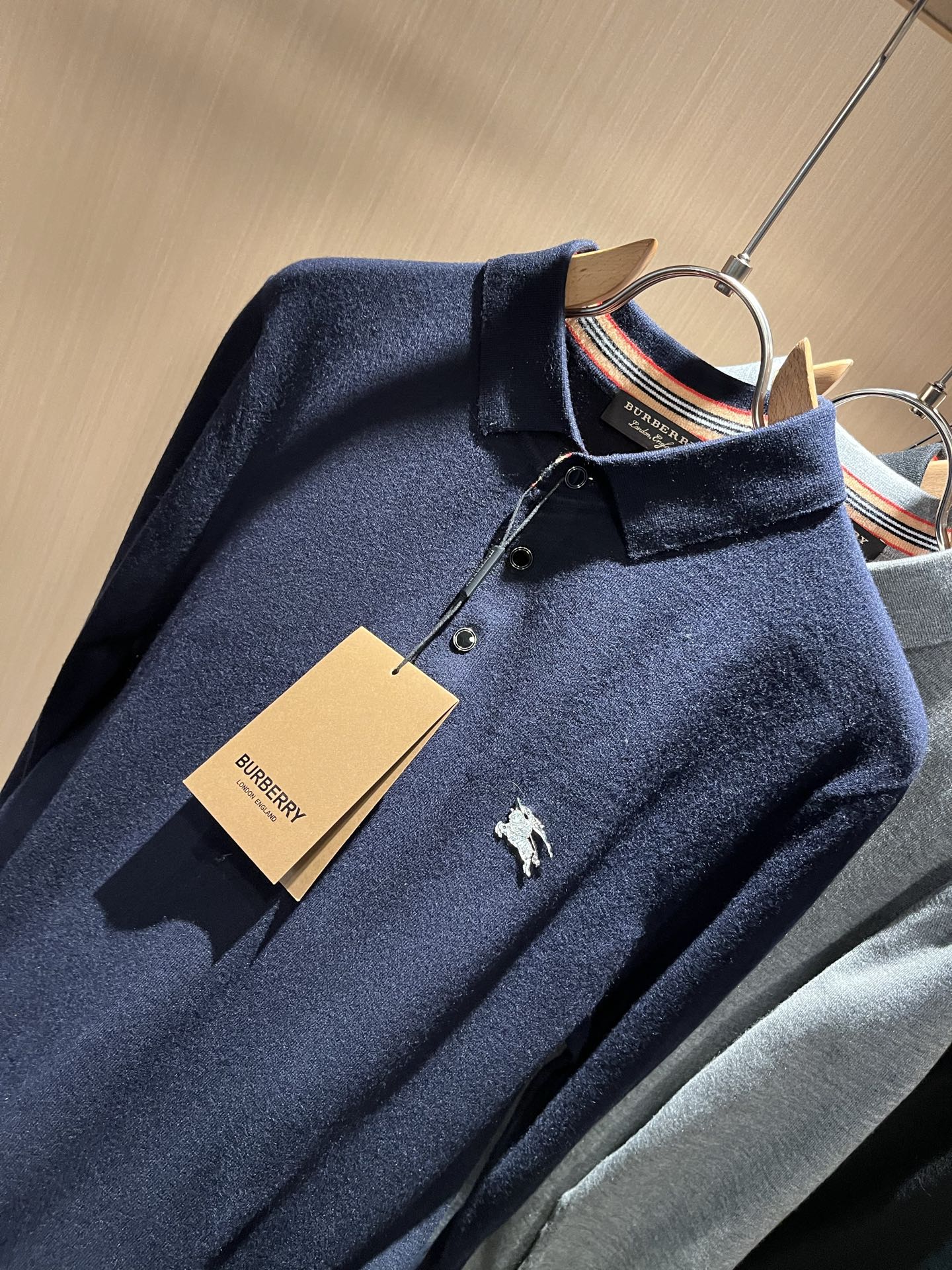 Bur*erry 巴*莉 2025秋冬新款长袖款针织羊毛开衫，品牌经典设计元素！既不单调也不复杂,恰到好