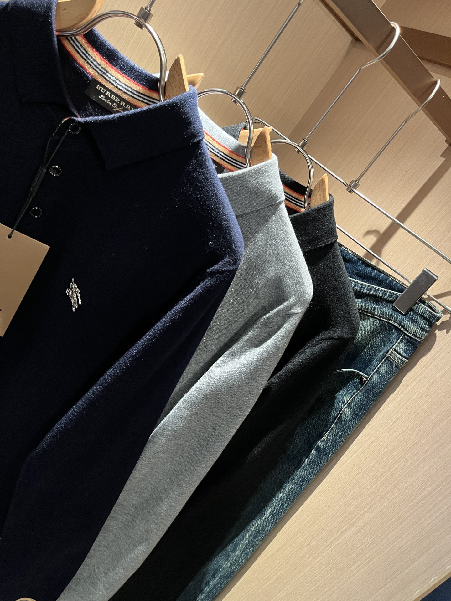 Bur*erry 巴*莉 2025秋冬新款长袖款针织羊毛开衫，品牌经典设计元素！既不单调也不复杂,恰到好