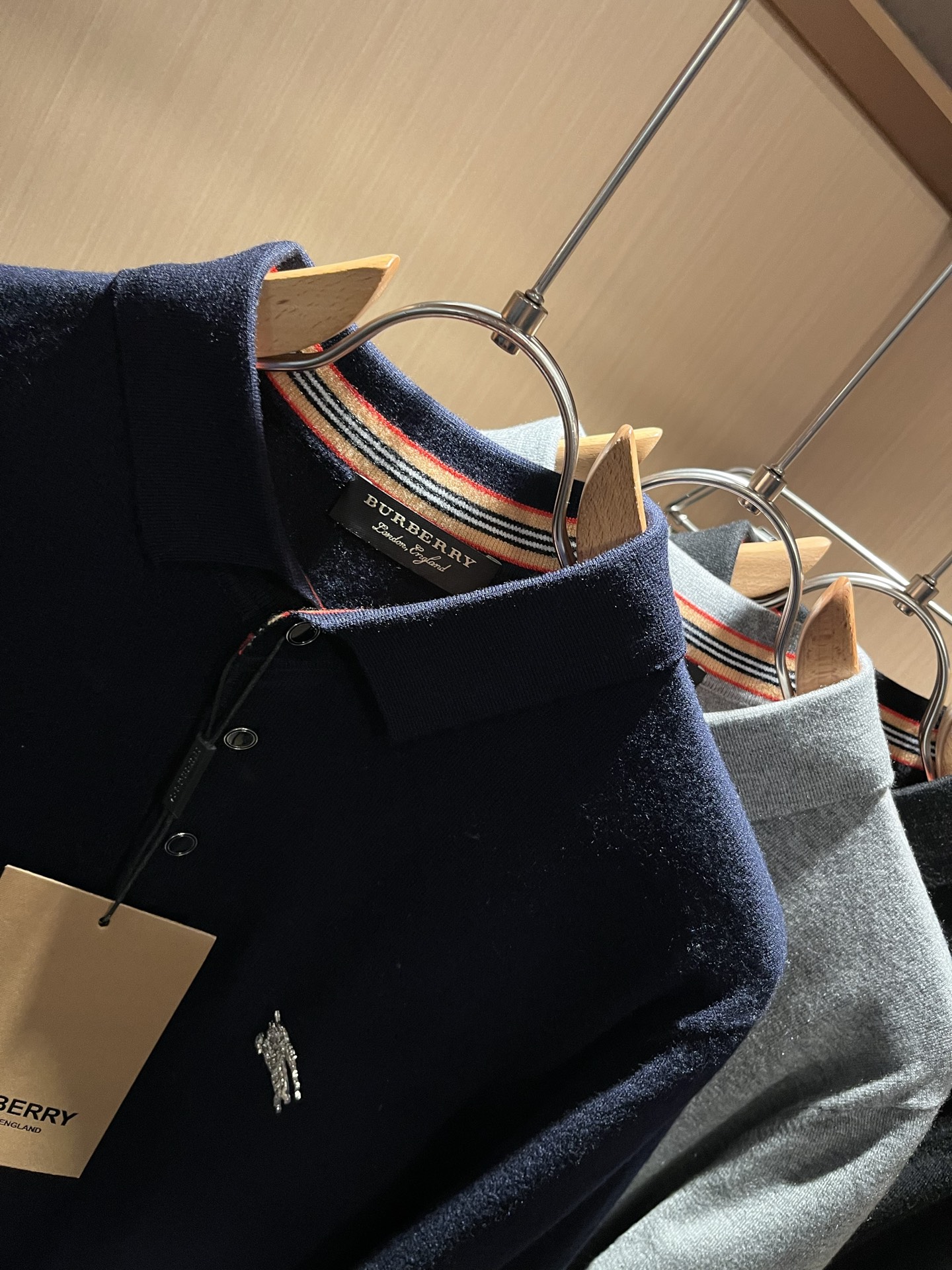 Bur*erry 巴*莉 2025秋冬新款长袖款针织羊毛开衫，品牌经典设计元素！既不单调也不复杂,恰到好