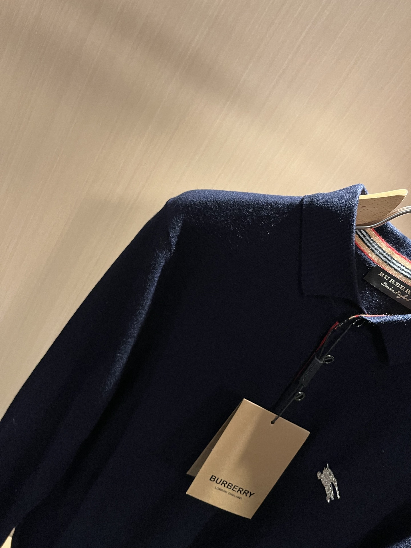 Bur*erry 巴*莉 2025秋冬新款长袖款针织羊毛开衫，品牌经典设计元素！既不单调也不复杂,恰到好