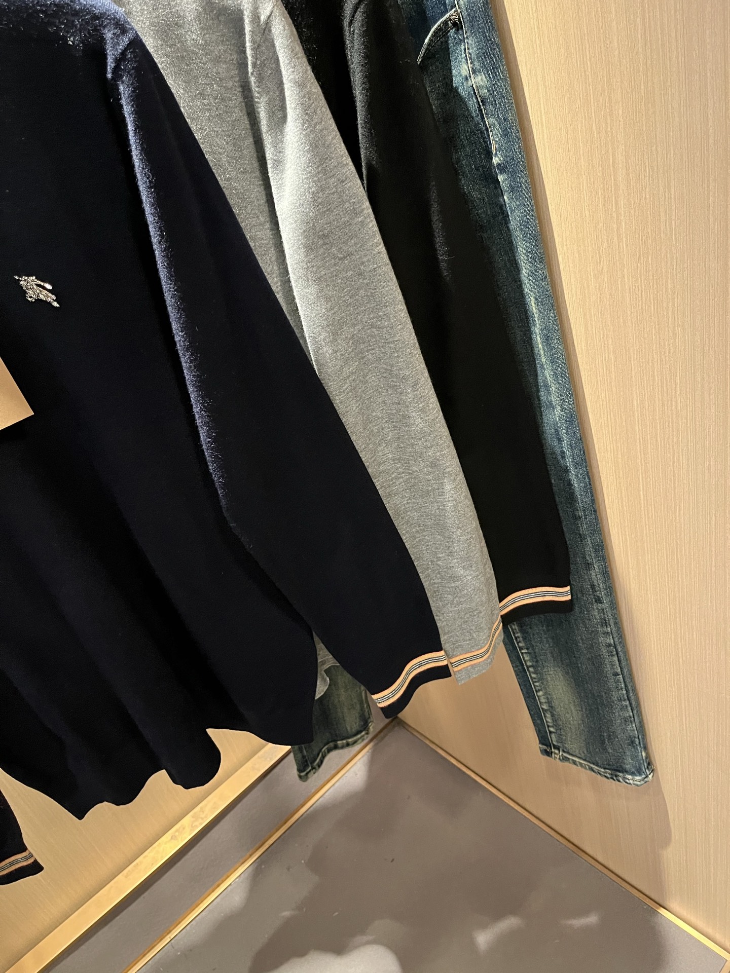 Bur*erry 巴*莉 2025秋冬新款长袖款针织羊毛开衫，品牌经典设计元素！既不单调也不复杂,恰到好