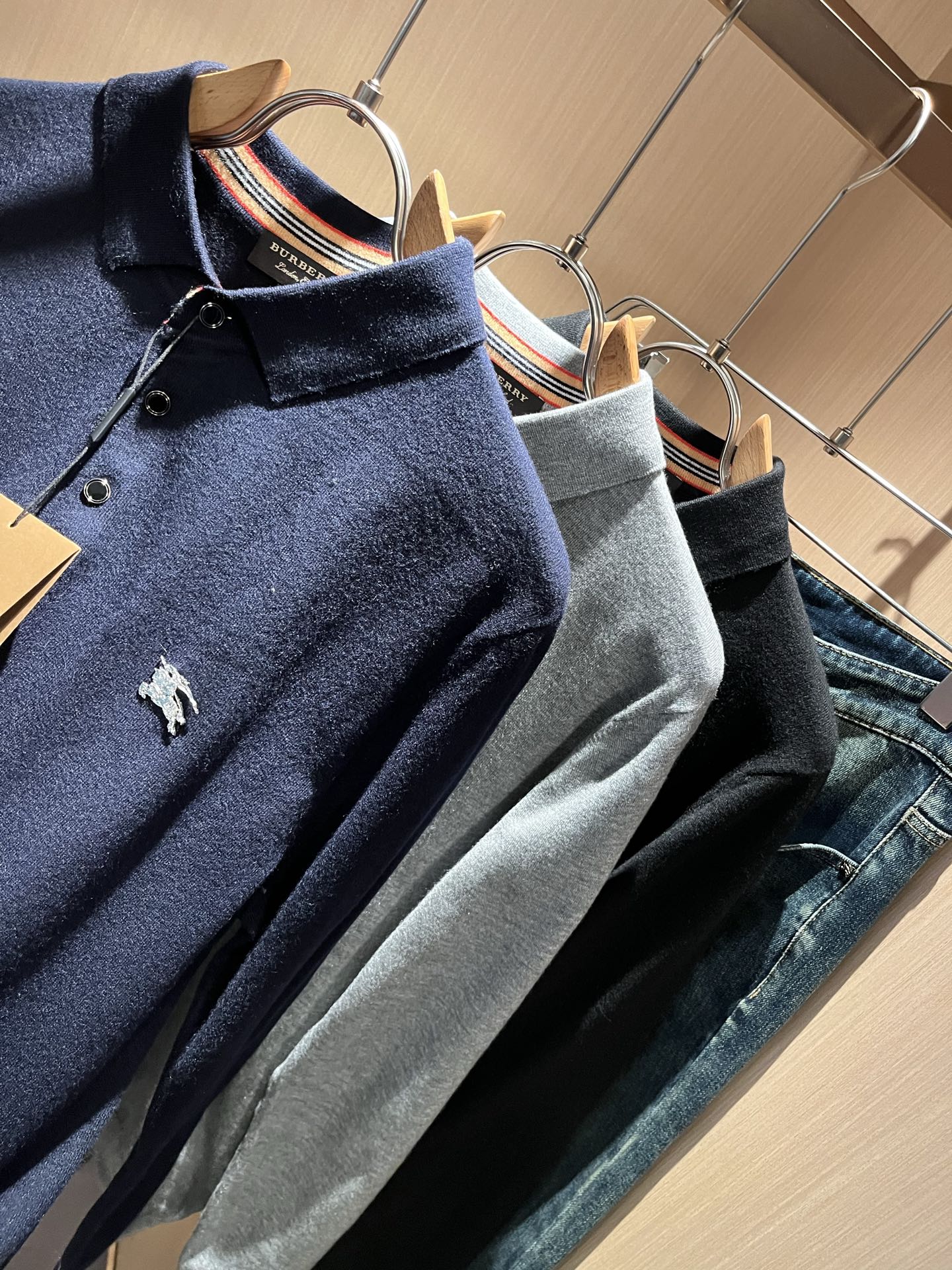 Bur*erry 巴*莉 2025秋冬新款长袖款针织羊毛开衫，品牌经典设计元素！既不单调也不复杂,恰到好