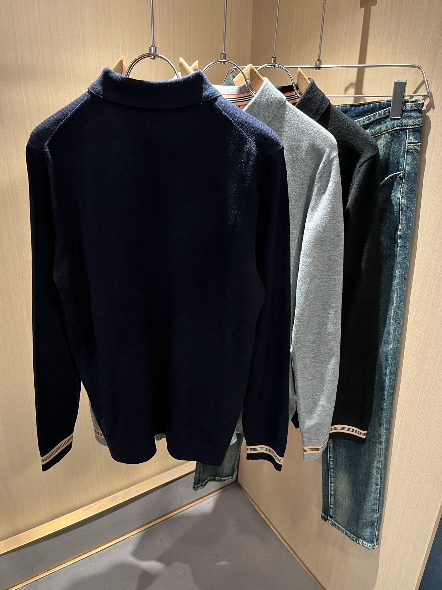 Bur*erry 巴*莉 2025秋冬新款长袖款针织羊毛开衫，品牌经典设计元素！既不单调也不复杂,恰到好