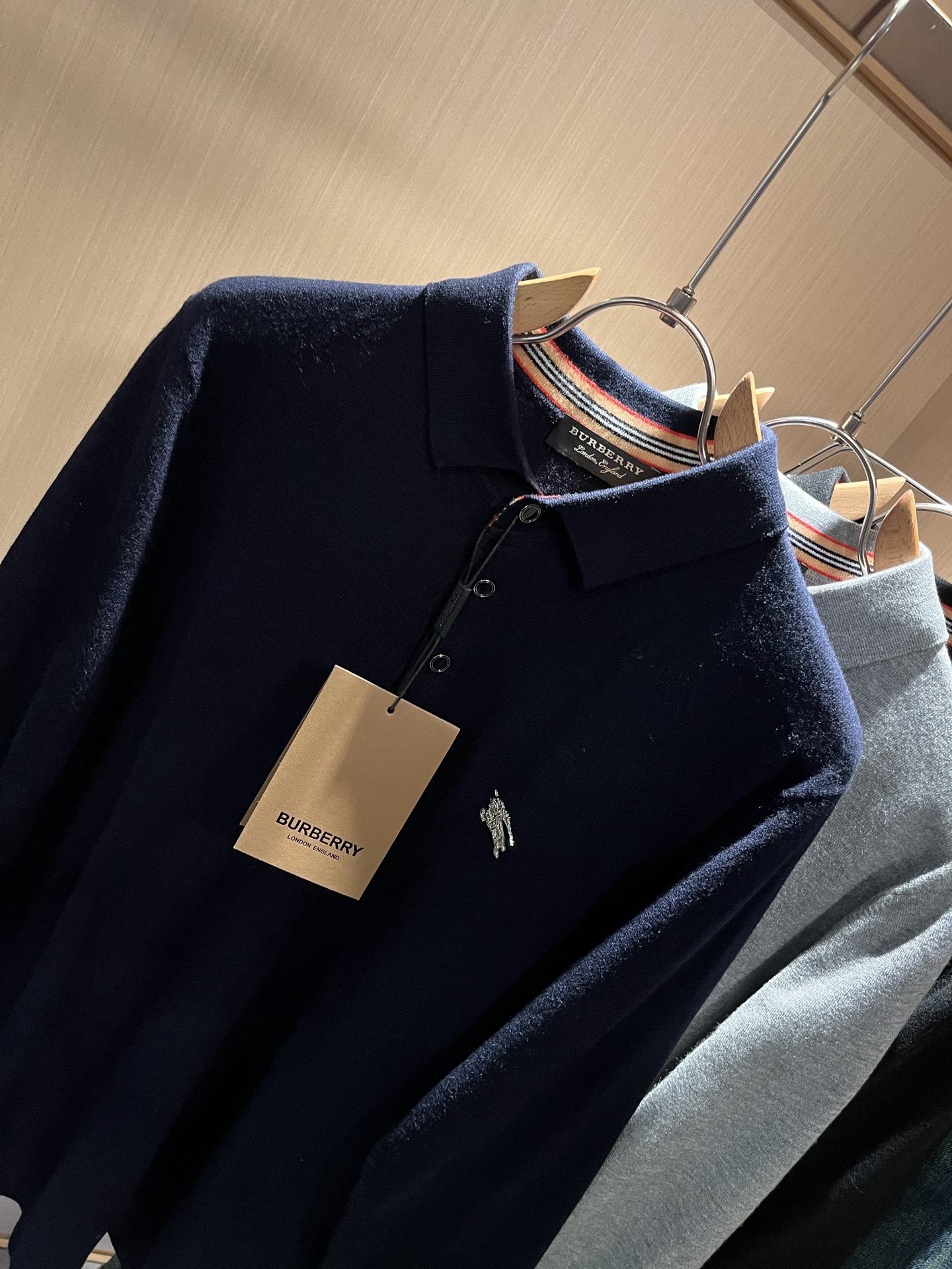 Bur*erry 巴*莉 2025秋冬新款长袖款针织羊毛开衫，品牌经典设计元素！既不单调也不复杂,恰到好