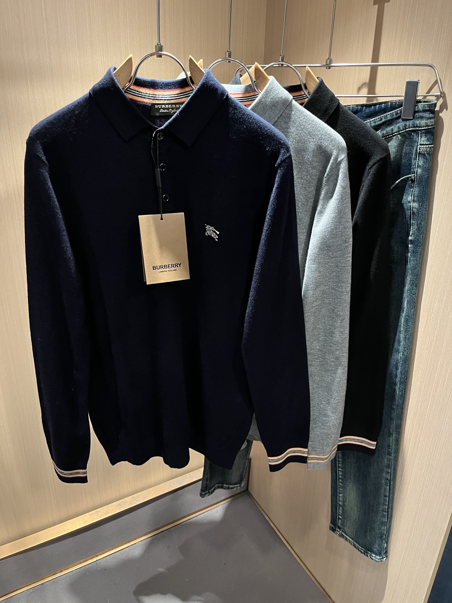 Bur*erry 巴*莉 2025秋冬新款长袖款针织羊毛开衫，品牌经典设计元素！既不单调也不复杂,恰到好