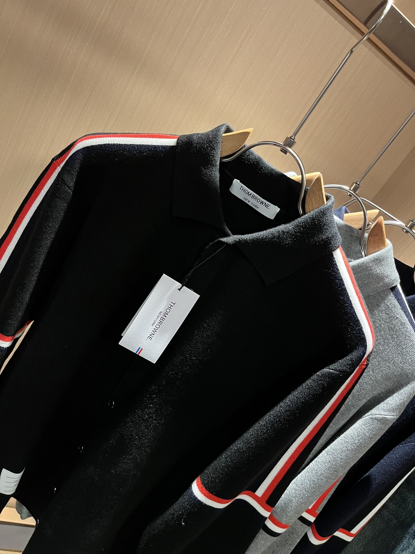 ThomBrow*e汤姆*朗2025秋冬新款男女同款👫针织羊毛开衫，今年的专柜新品，男女同款👫超软羊毛面