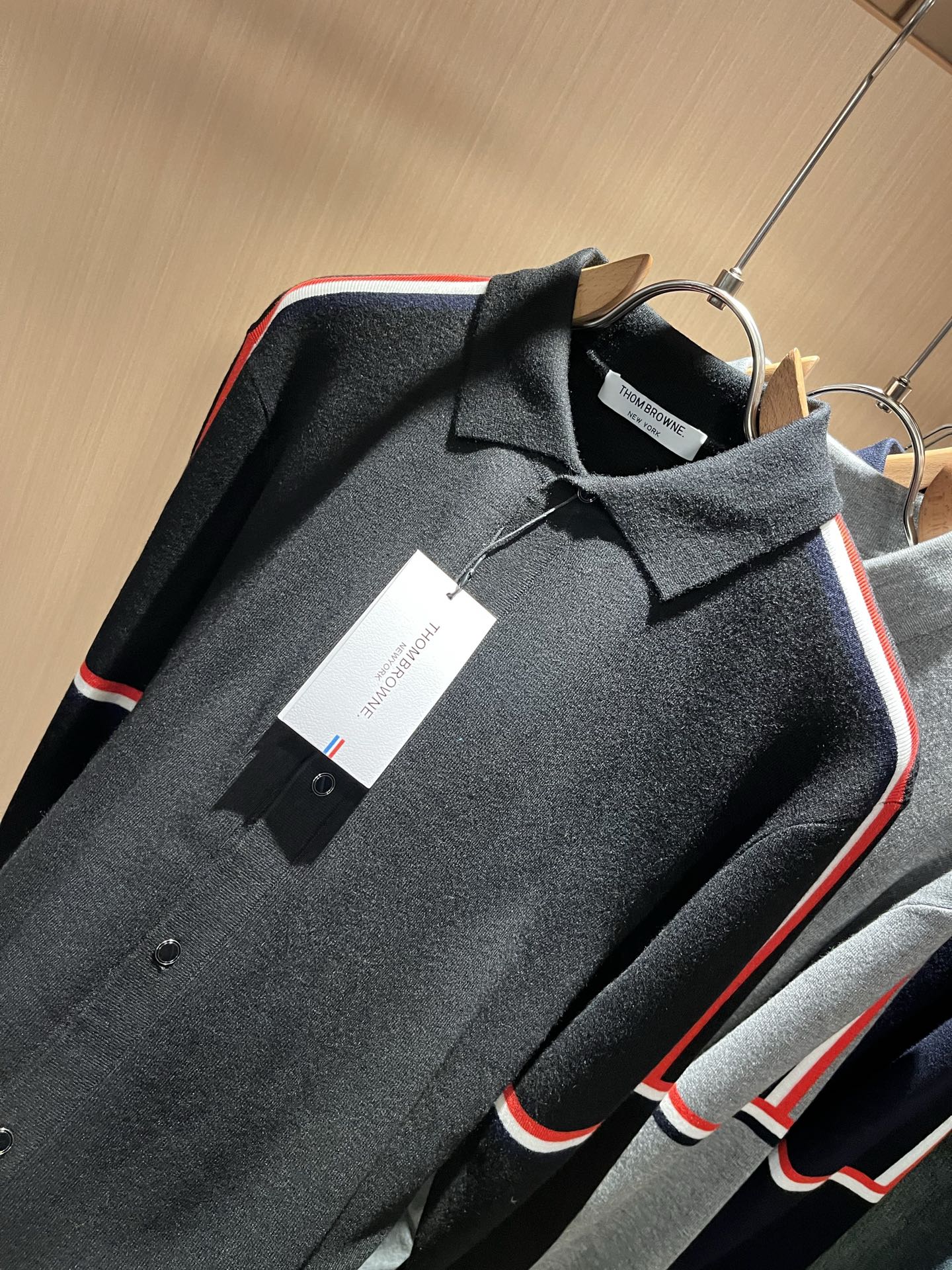 ThomBrow*e汤姆*朗2025秋冬新款男女同款👫针织羊毛开衫，今年的专柜新品，男女同款👫超软羊毛面