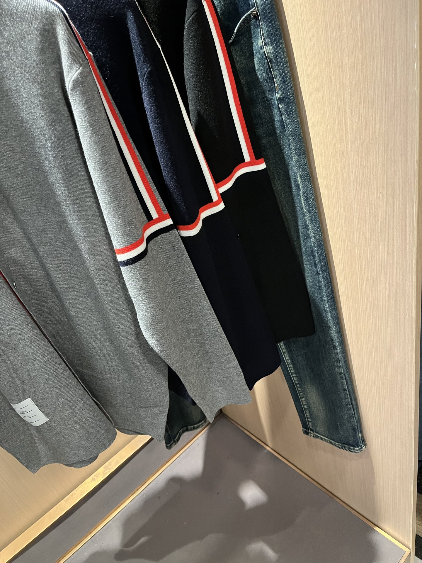 ThomBrow*e汤姆*朗2025秋冬新款男女同款👫针织羊毛开衫，今年的专柜新品，男女同款👫超软羊毛面