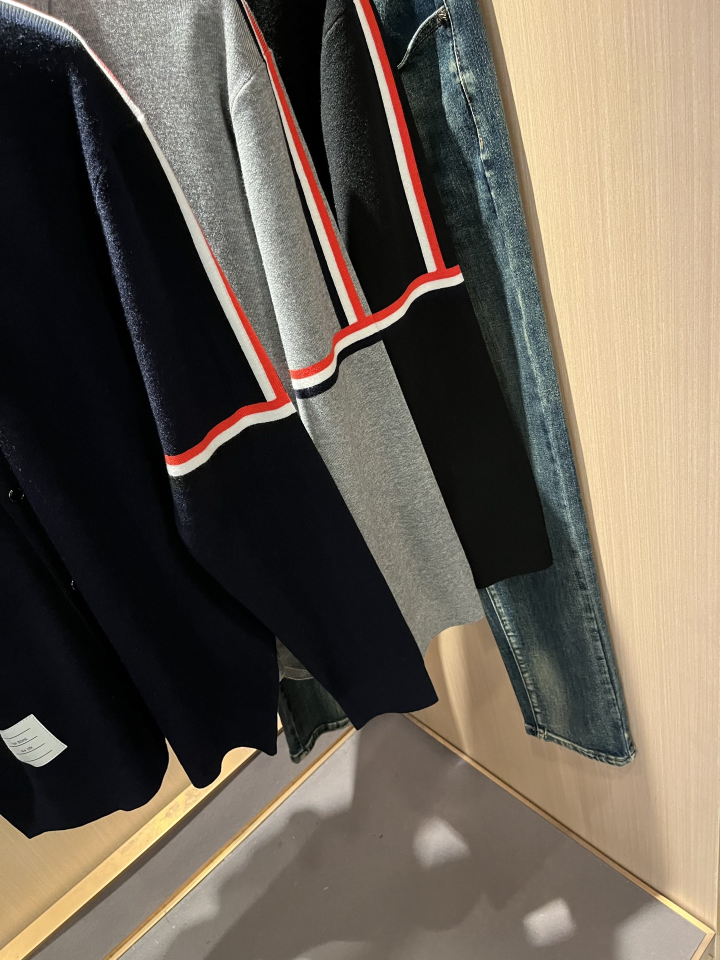 ThomBrow*e汤姆*朗2025秋冬新款男女同款👫针织羊毛开衫，今年的专柜新品，男女同款👫超软羊毛面