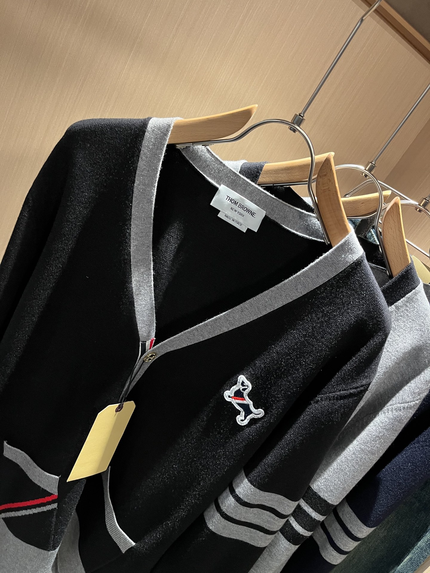 ThomBrow*e汤姆*朗2025秋冬新款男女同款👫针织羊毛开衫，今年的专柜新品，男女同款👫超软羊毛面