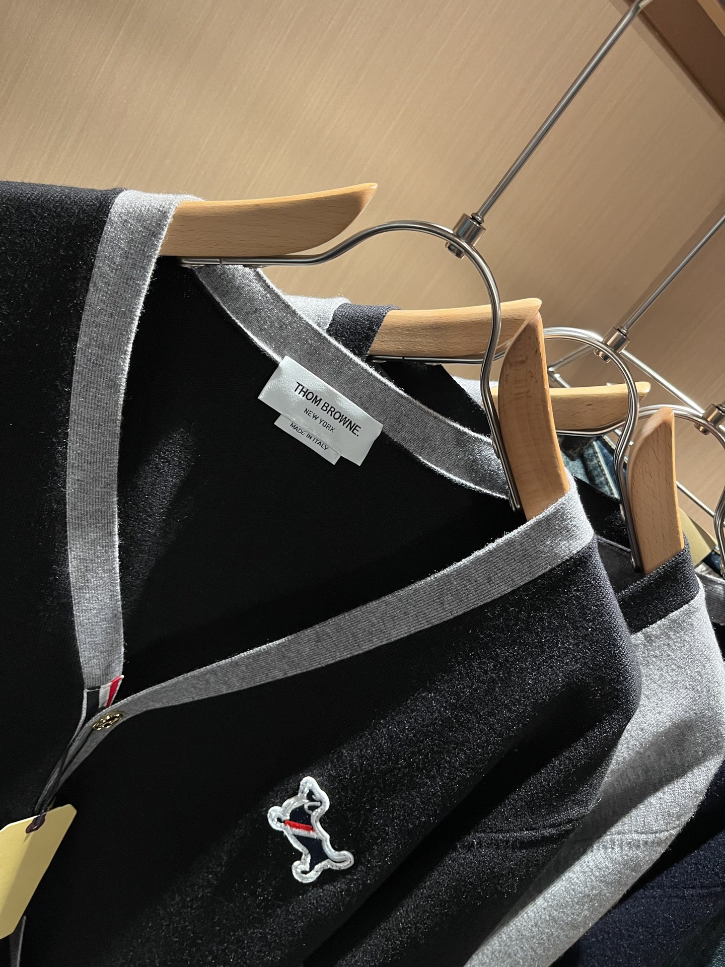 ThomBrow*e汤姆*朗2025秋冬新款男女同款👫针织羊毛开衫，今年的专柜新品，男女同款👫超软羊毛面