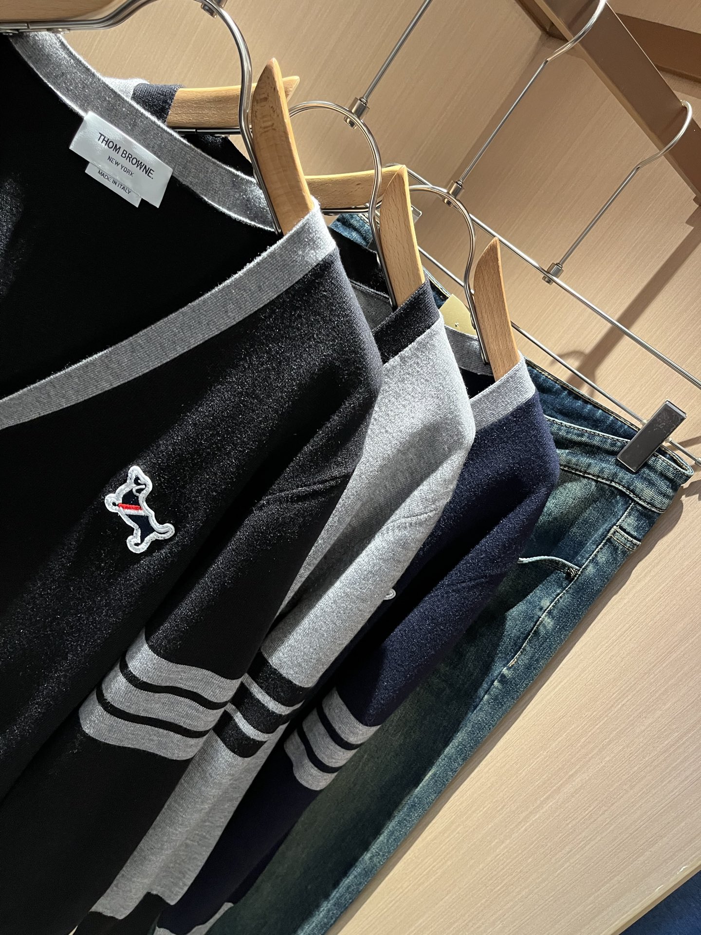 ThomBrow*e汤姆*朗2025秋冬新款男女同款👫针织羊毛开衫，今年的专柜新品，男女同款👫超软羊毛面