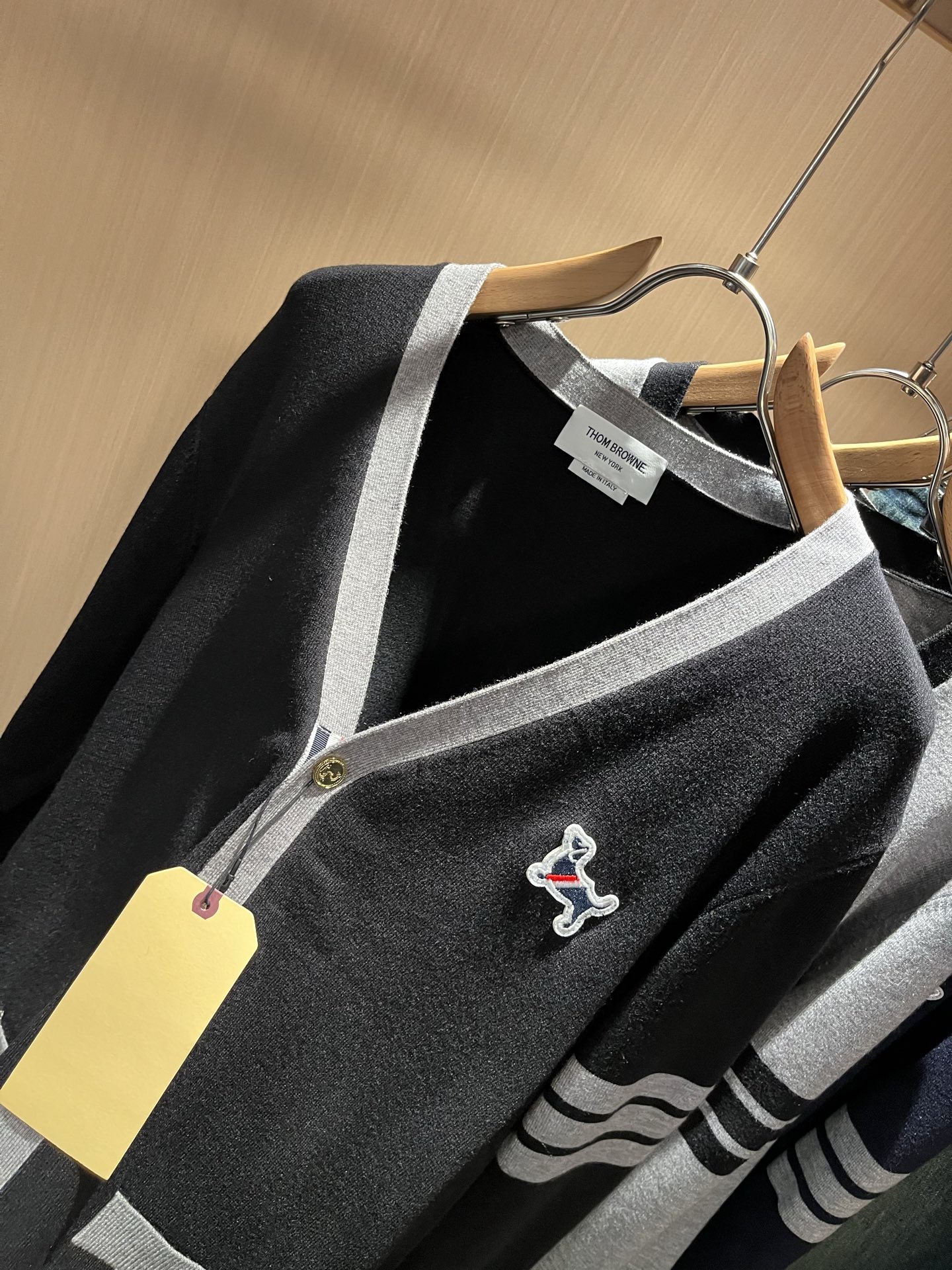 ThomBrow*e汤姆*朗2025秋冬新款男女同款👫针织羊毛开衫，今年的专柜新品，男女同款👫超软羊毛面