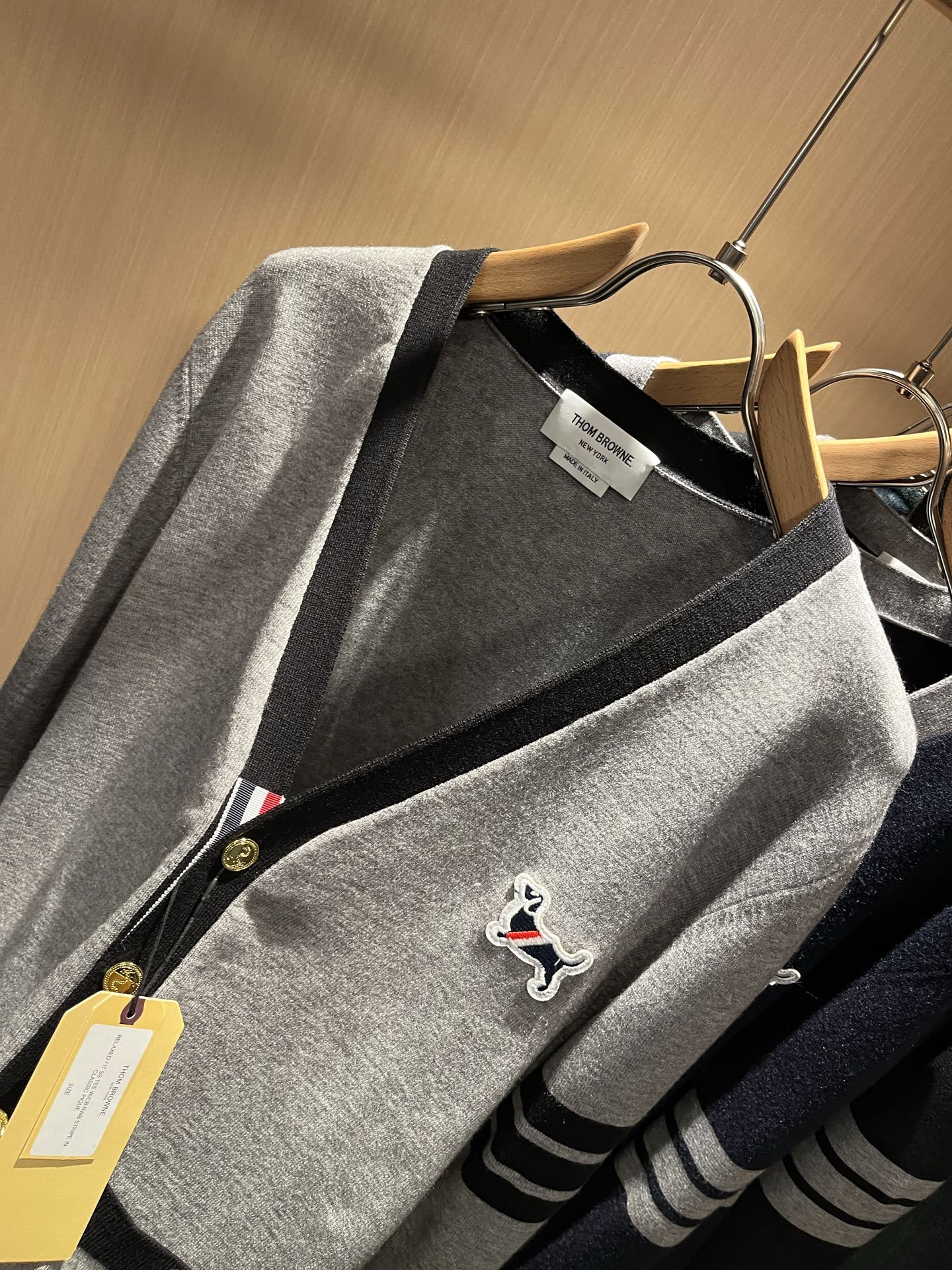 ThomBrow*e汤姆*朗2025秋冬新款男女同款👫针织羊毛开衫，今年的专柜新品，男女同款👫超软羊毛面