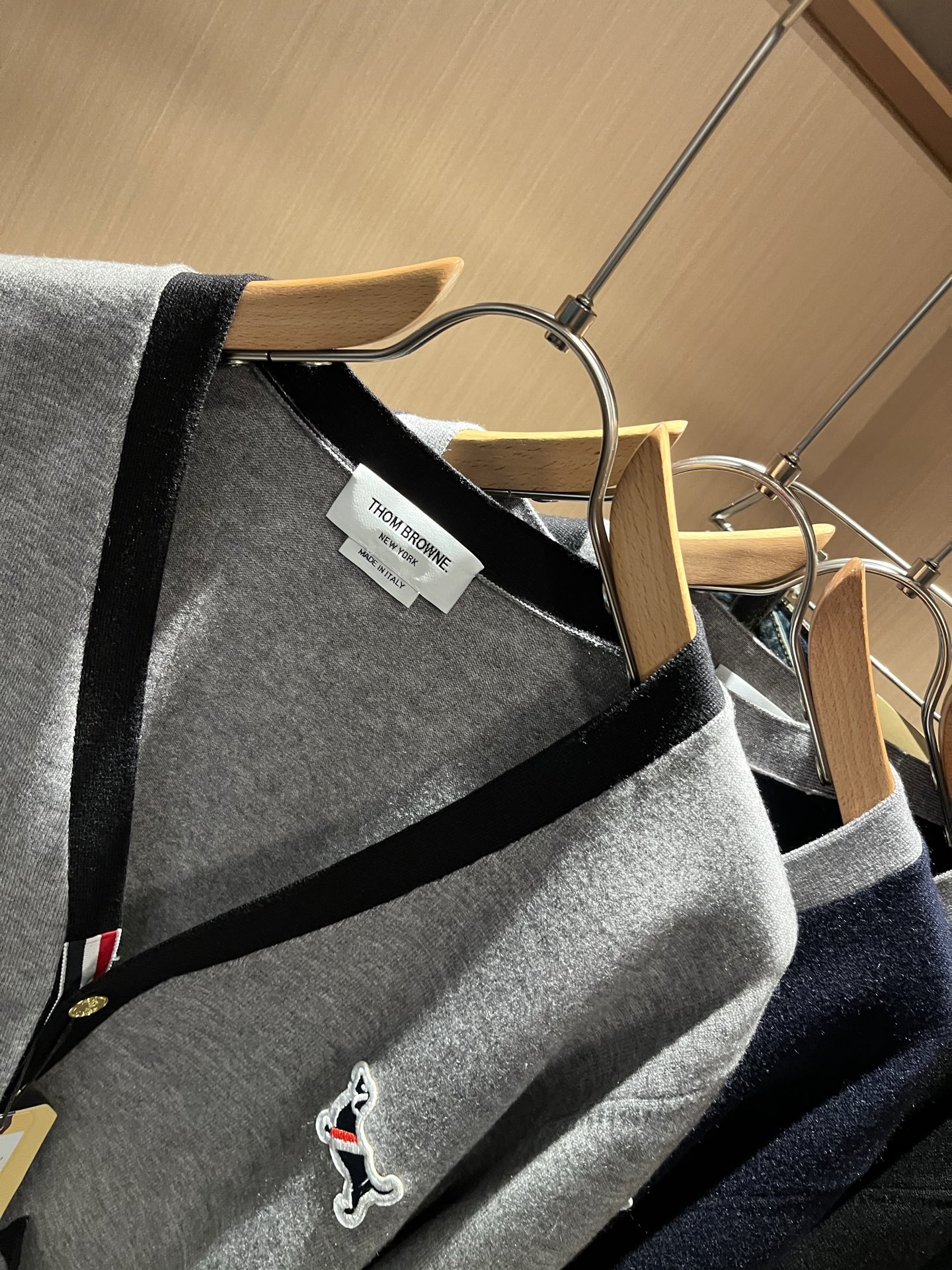 ThomBrow*e汤姆*朗2025秋冬新款男女同款👫针织羊毛开衫，今年的专柜新品，男女同款👫超软羊毛面