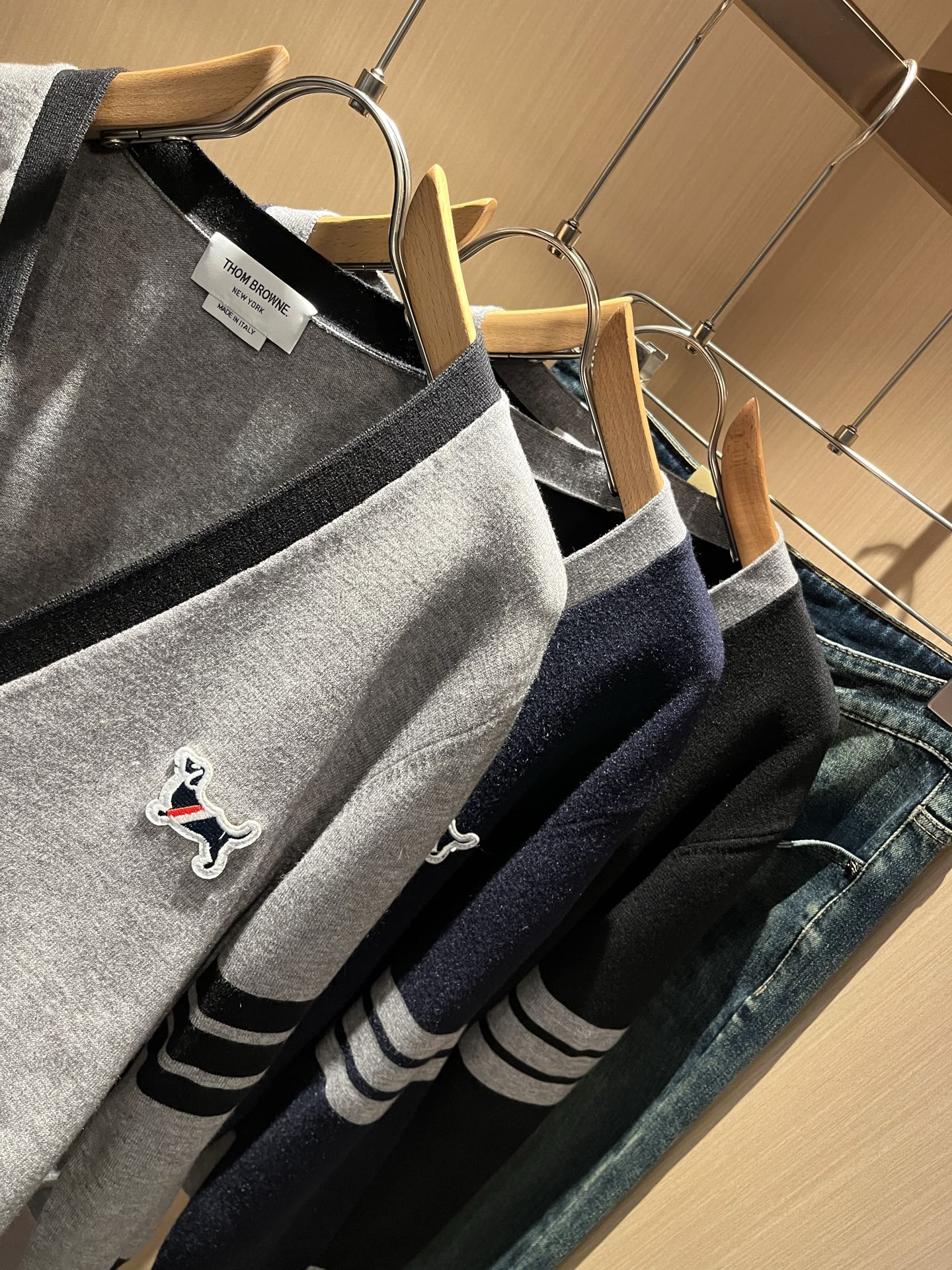 ThomBrow*e汤姆*朗2025秋冬新款男女同款👫针织羊毛开衫，今年的专柜新品，男女同款👫超软羊毛面