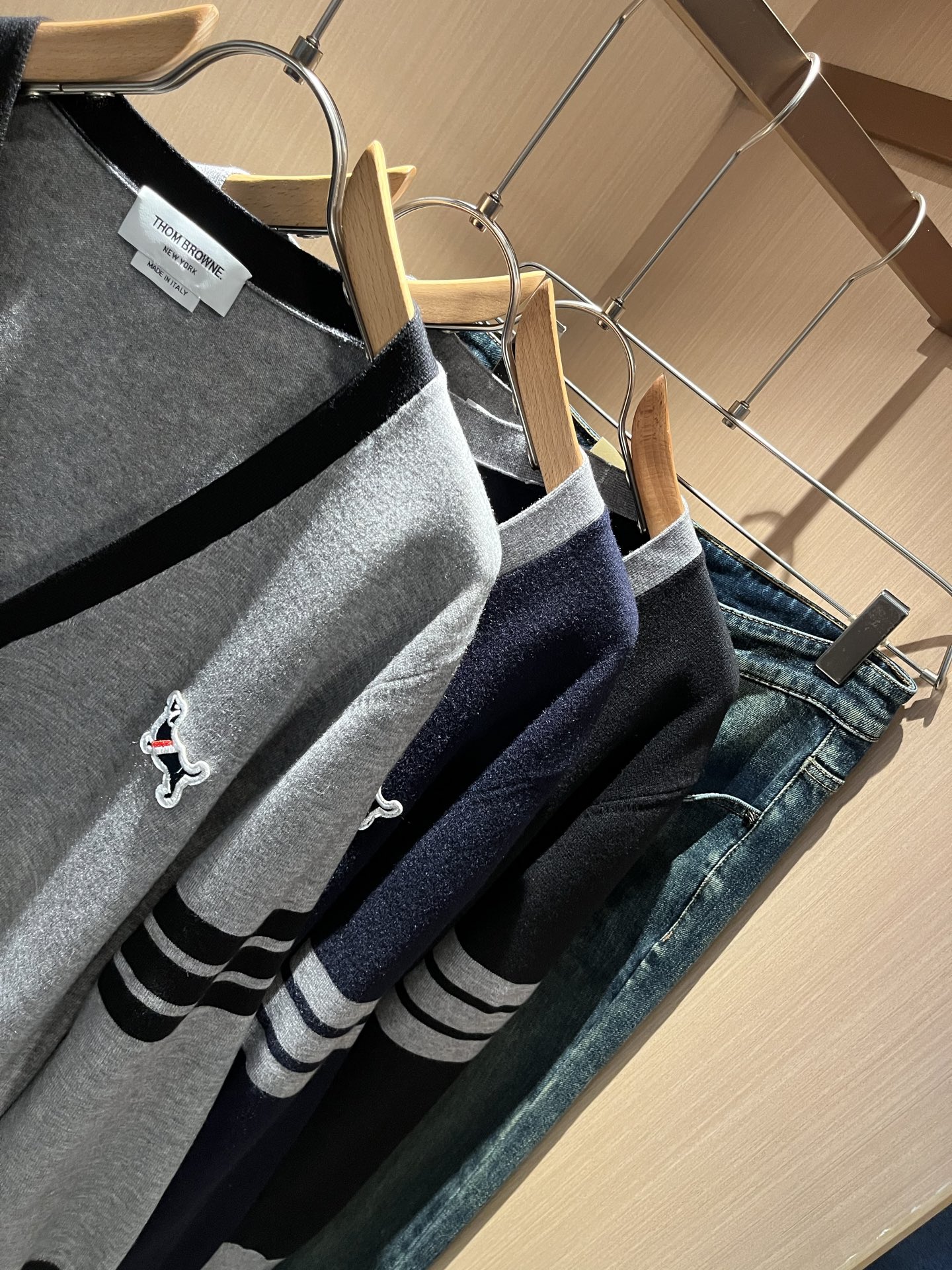 ThomBrow*e汤姆*朗2025秋冬新款男女同款👫针织羊毛开衫，今年的专柜新品，男女同款👫超软羊毛面