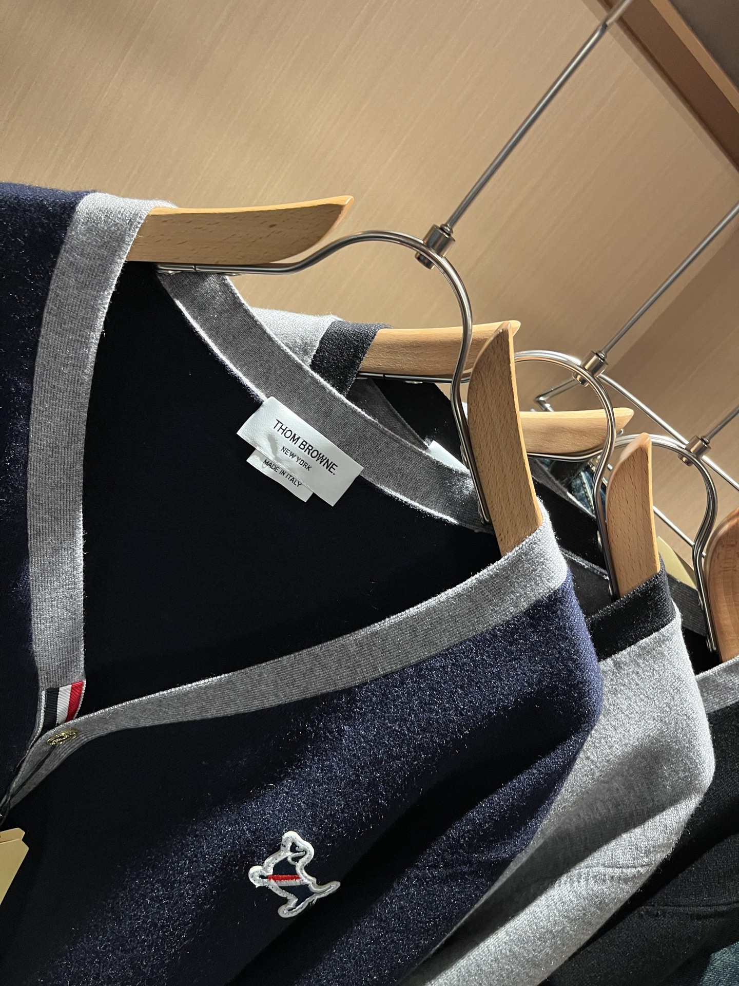 ThomBrow*e汤姆*朗2025秋冬新款男女同款👫针织羊毛开衫，今年的专柜新品，男女同款👫超软羊毛面