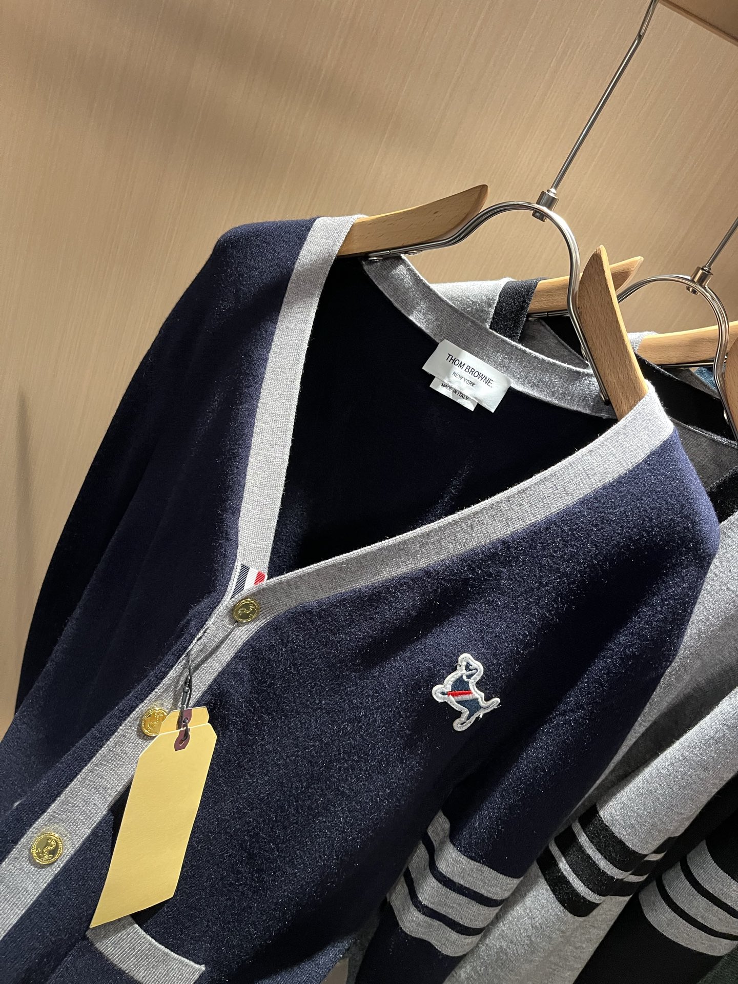 ThomBrow*e汤姆*朗2025秋冬新款男女同款👫针织羊毛开衫，今年的专柜新品，男女同款👫超软羊毛面