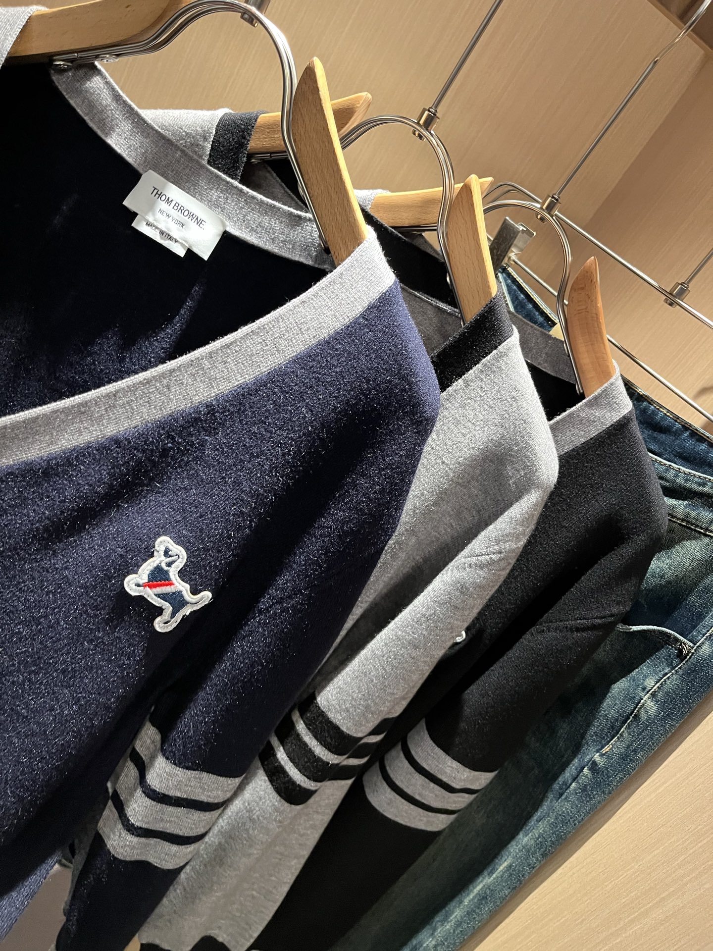 ThomBrow*e汤姆*朗2025秋冬新款男女同款👫针织羊毛开衫，今年的专柜新品，男女同款👫超软羊毛面