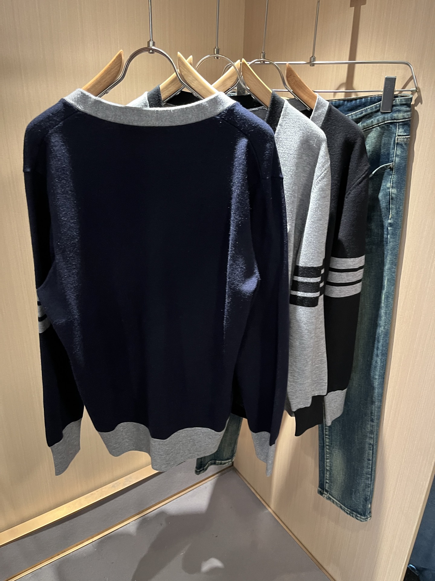 ThomBrow*e汤姆*朗2025秋冬新款男女同款👫针织羊毛开衫，今年的专柜新品，男女同款👫超软羊毛面