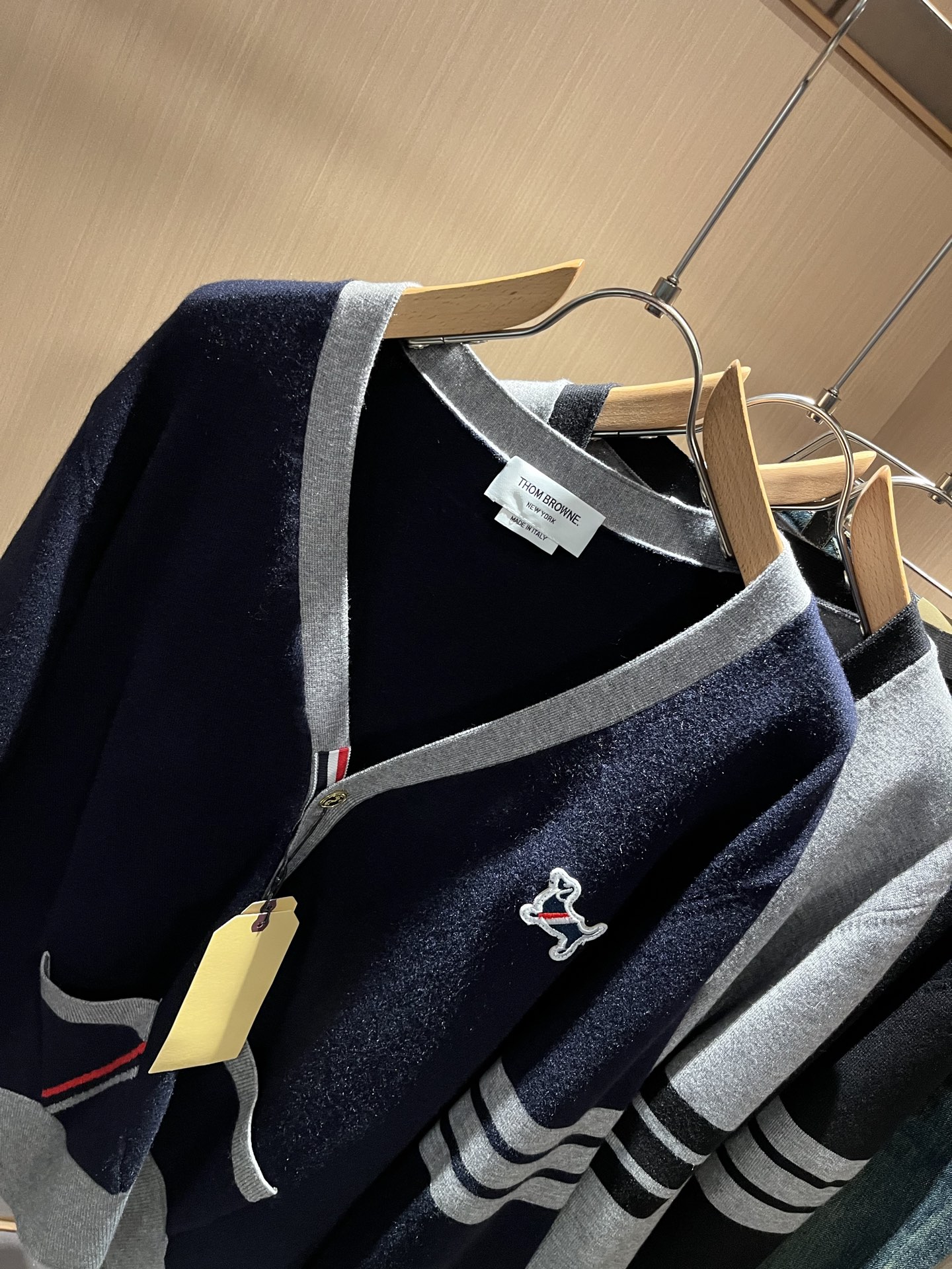 ThomBrow*e汤姆*朗2025秋冬新款男女同款👫针织羊毛开衫，今年的专柜新品，男女同款👫超软羊毛面