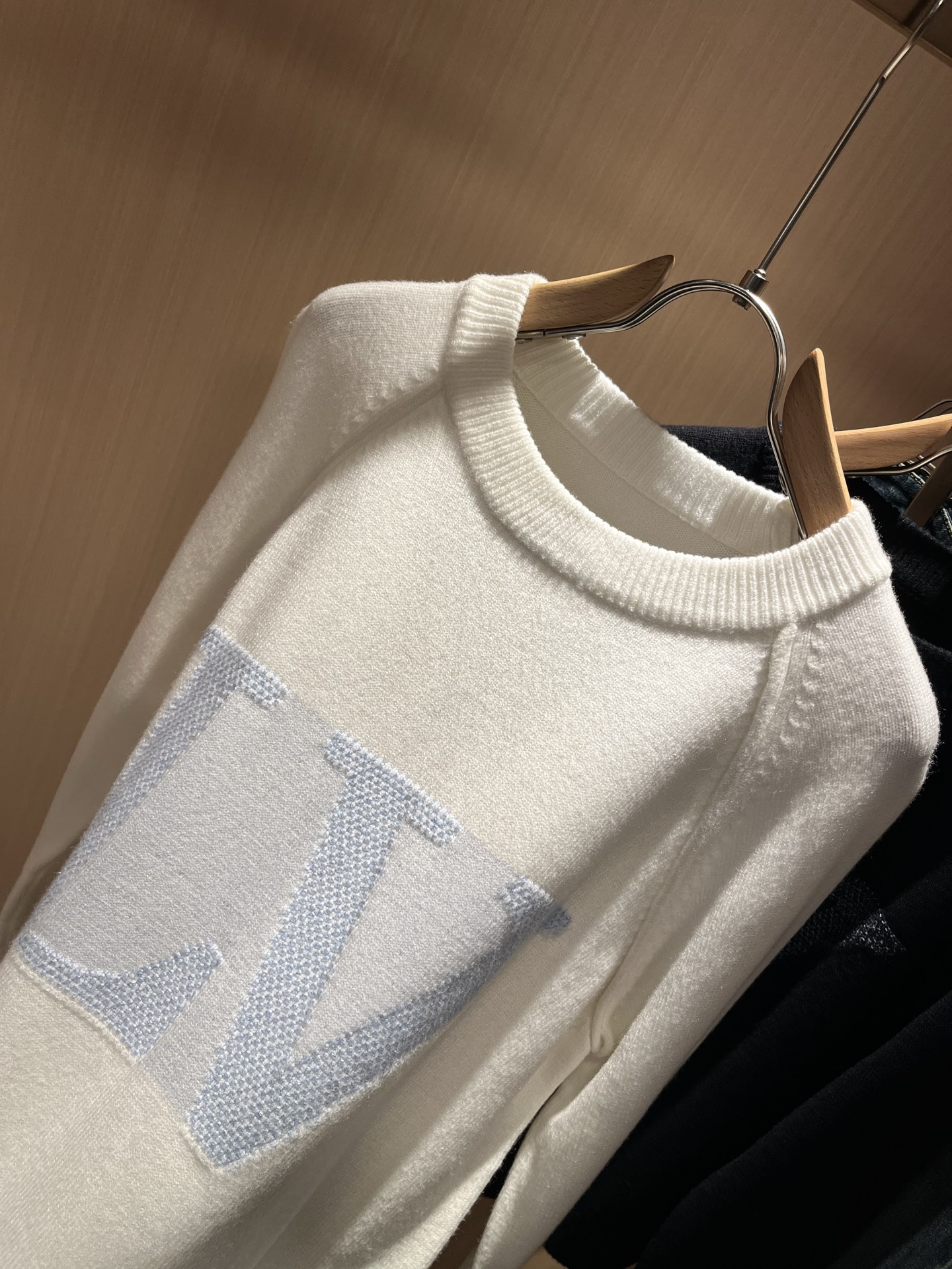 Louis Vuit*on 2025秋冬路易家族轻奢针织羊毛衫！男女同款👫装饰！ 路易家族的新高端，细节