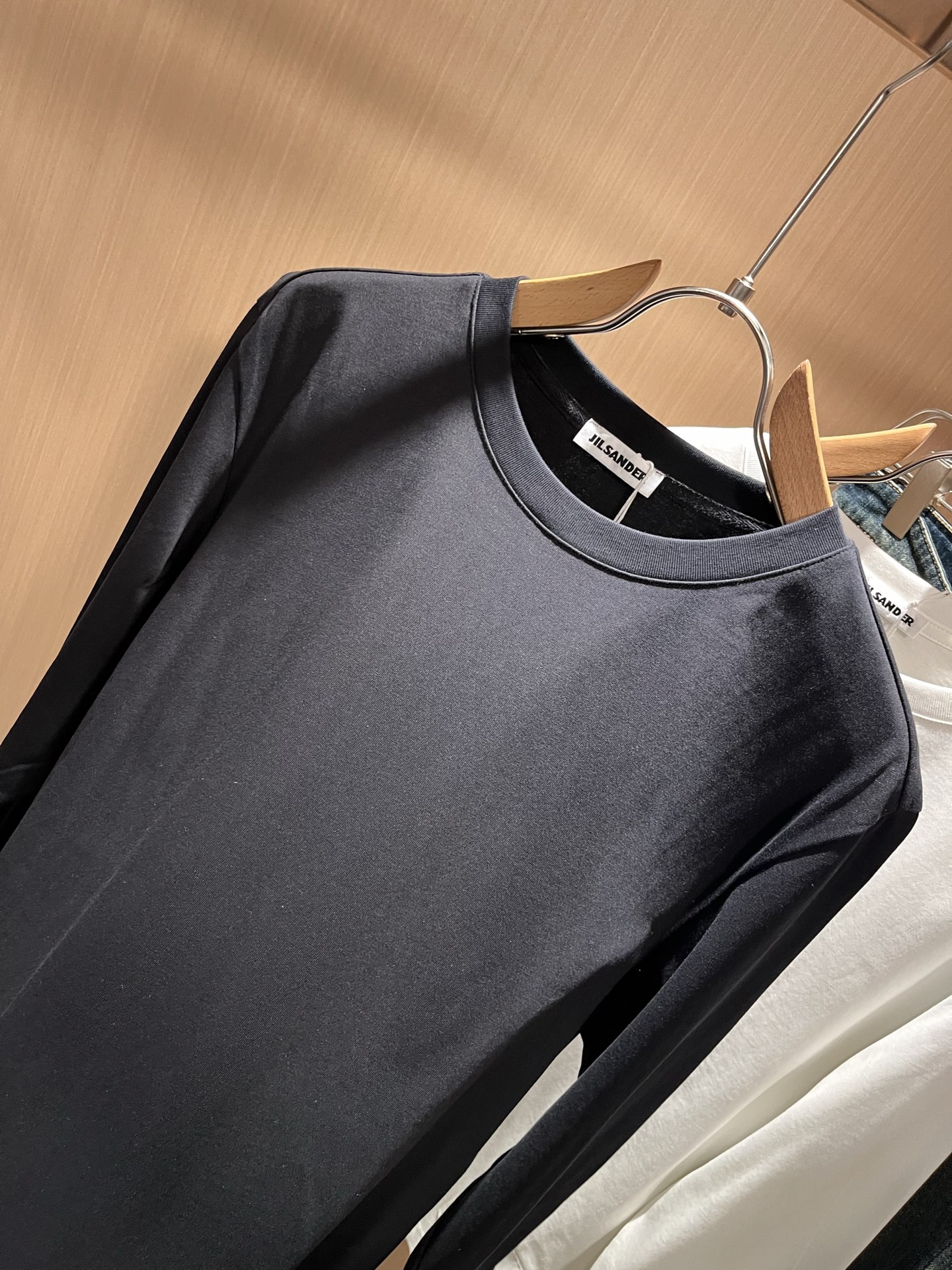 JIL SANDER 2025秋季新款男女同款👫长袖打底衫，户外品牌可能大家第一想到的就是加拿大鹅、始祖